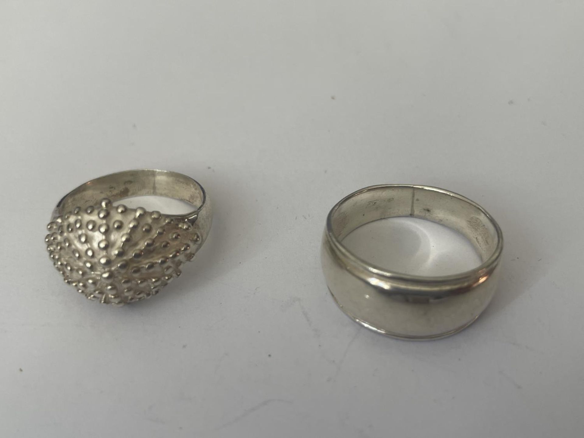 FOUR ASSORTED SILVER RINGS - Image 2 of 3