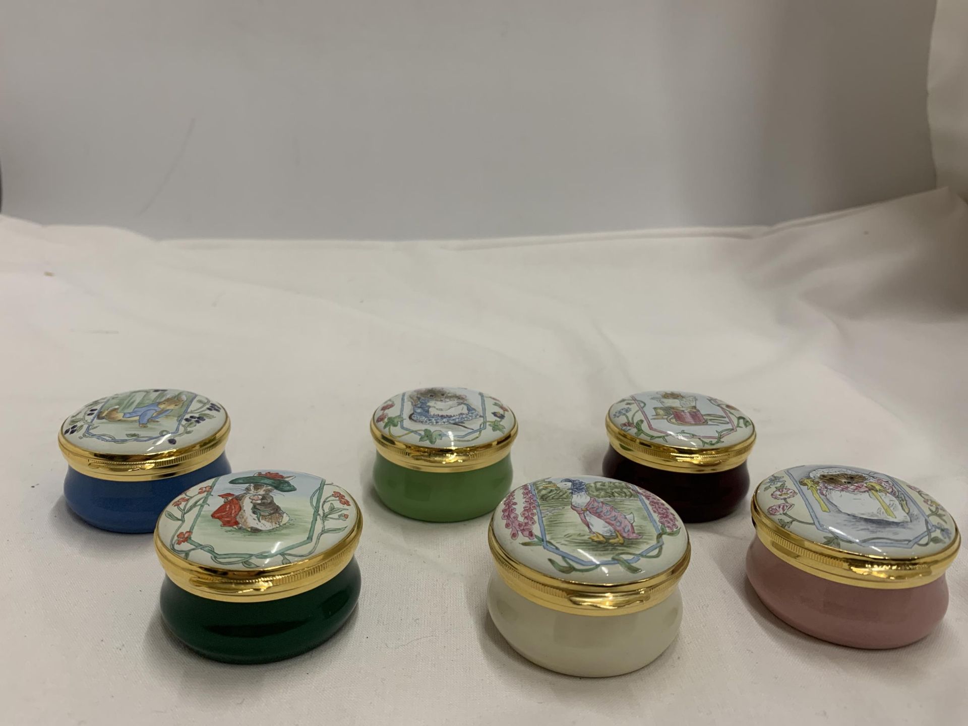 A GROUP OF SIX ROYAL DOULTON ENAMEL BEATRIX POTTER PILL BOXES - Bild 2 aus 4