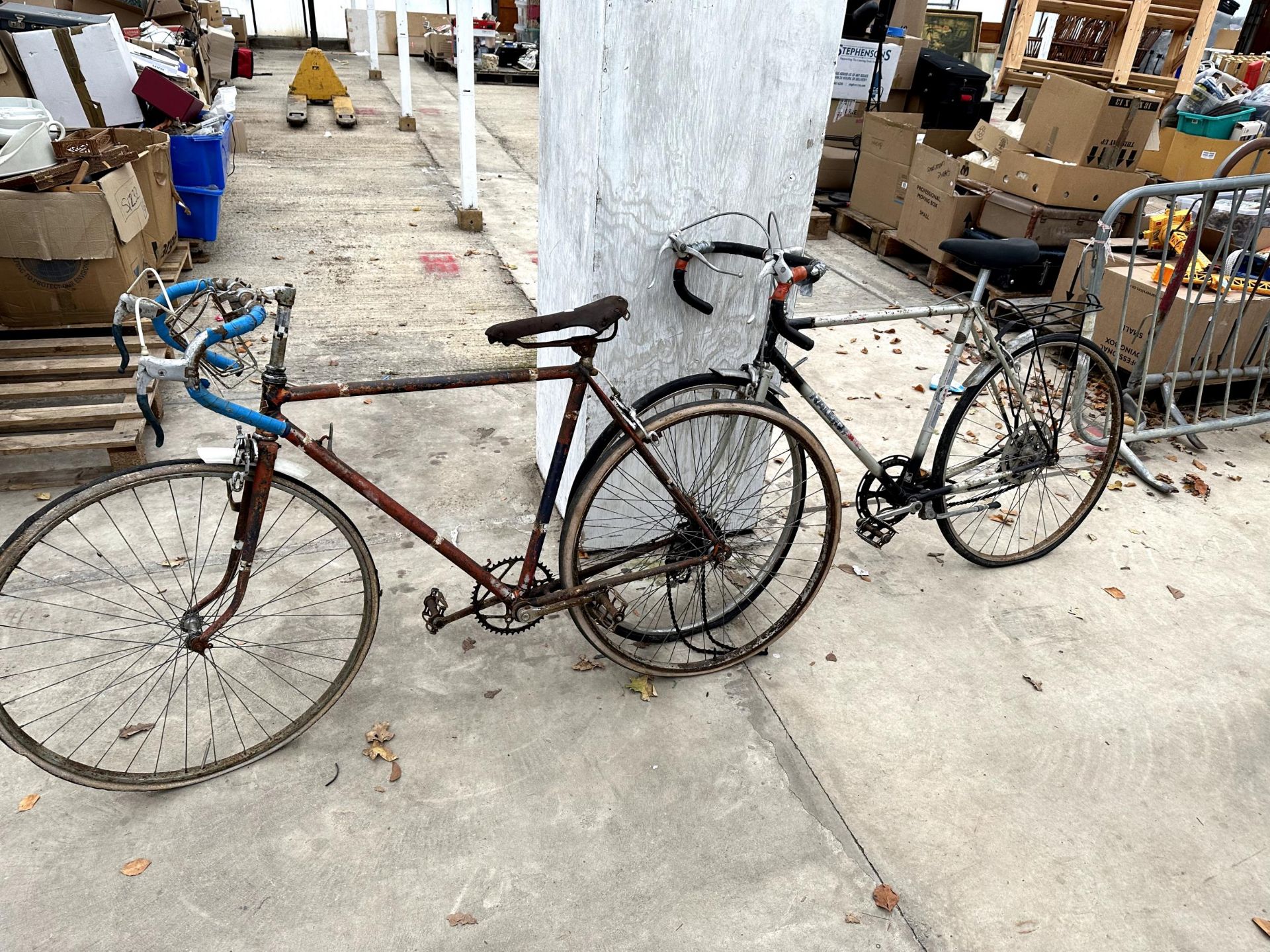 TWO VINTAGE GENTS ROAD RACING BIKES TO INCLUDE A RALEIGH