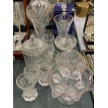 A LARGE QUANTITY OF GLASSWARE TO INCLUDE A MUSHROOM LAMP (NO INNER WORKINGS), VASES, BOWLS, ETC