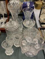 A LARGE QUANTITY OF GLASSWARE TO INCLUDE A MUSHROOM LAMP (NO INNER WORKINGS), VASES, BOWLS, ETC