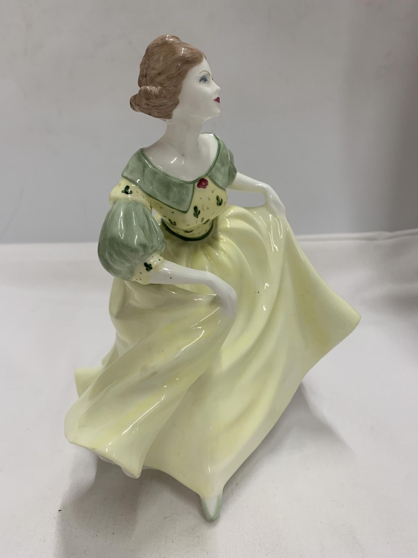 A COALPORT LADIES OF FASHION 'JULIA' LADY FIGURE - Image 2 of 5