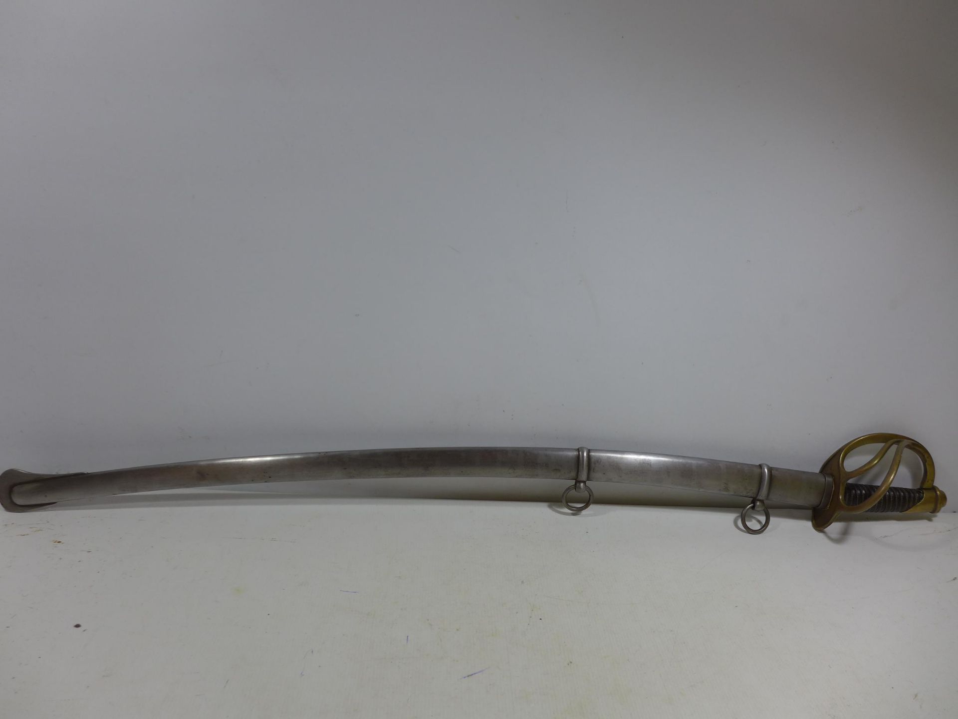 A BRASS HILTED SWORD AND SCABBARD, 85CM BLADE, LENGTH 107CM - Bild 6 aus 7