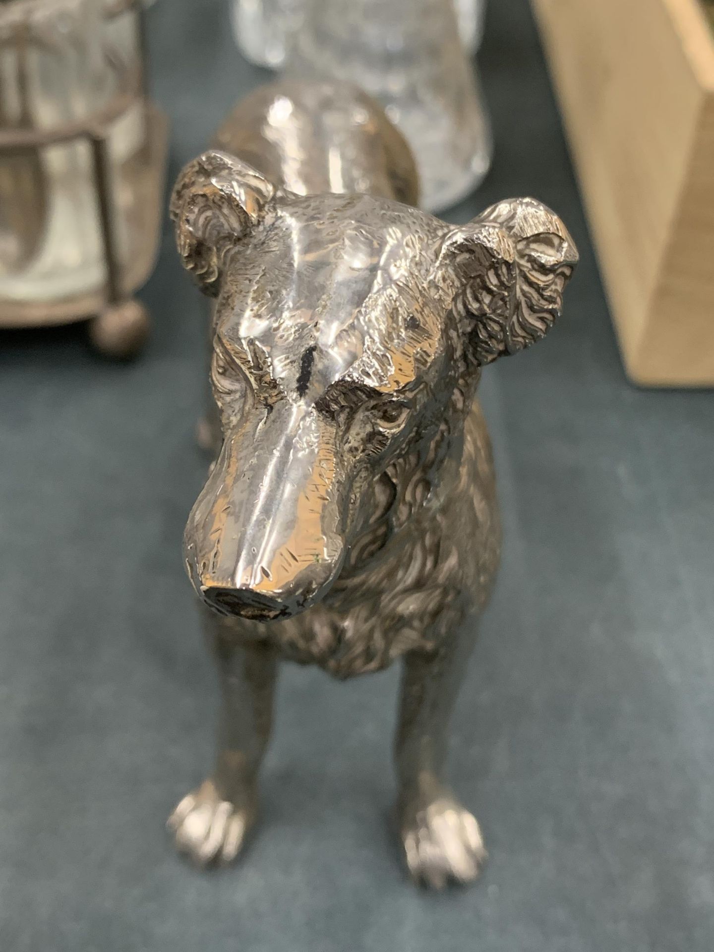 A SILVER PLATED FIGURE OF A HUNTING DOG, HEIGHT 14CM - Image 2 of 3