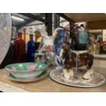 A MIXED LOT OF CERAMICS TO INCLUDE SHIRE HORSE, PAINTED GLASS VASE, HABITAT PIG BOWL ETC