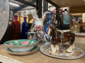 A MIXED LOT OF CERAMICS TO INCLUDE SHIRE HORSE, PAINTED GLASS VASE, HABITAT PIG BOWL ETC