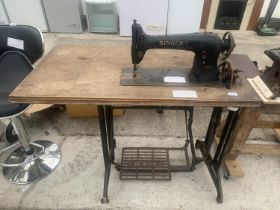 A VINTAGE SINGER SEWING MACHINE AND BASE
