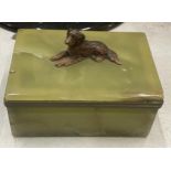 A VINTAGE ONYX STONE TRINKET BOX WITH CAST METAL SPANIEL DOG TO THE TOP