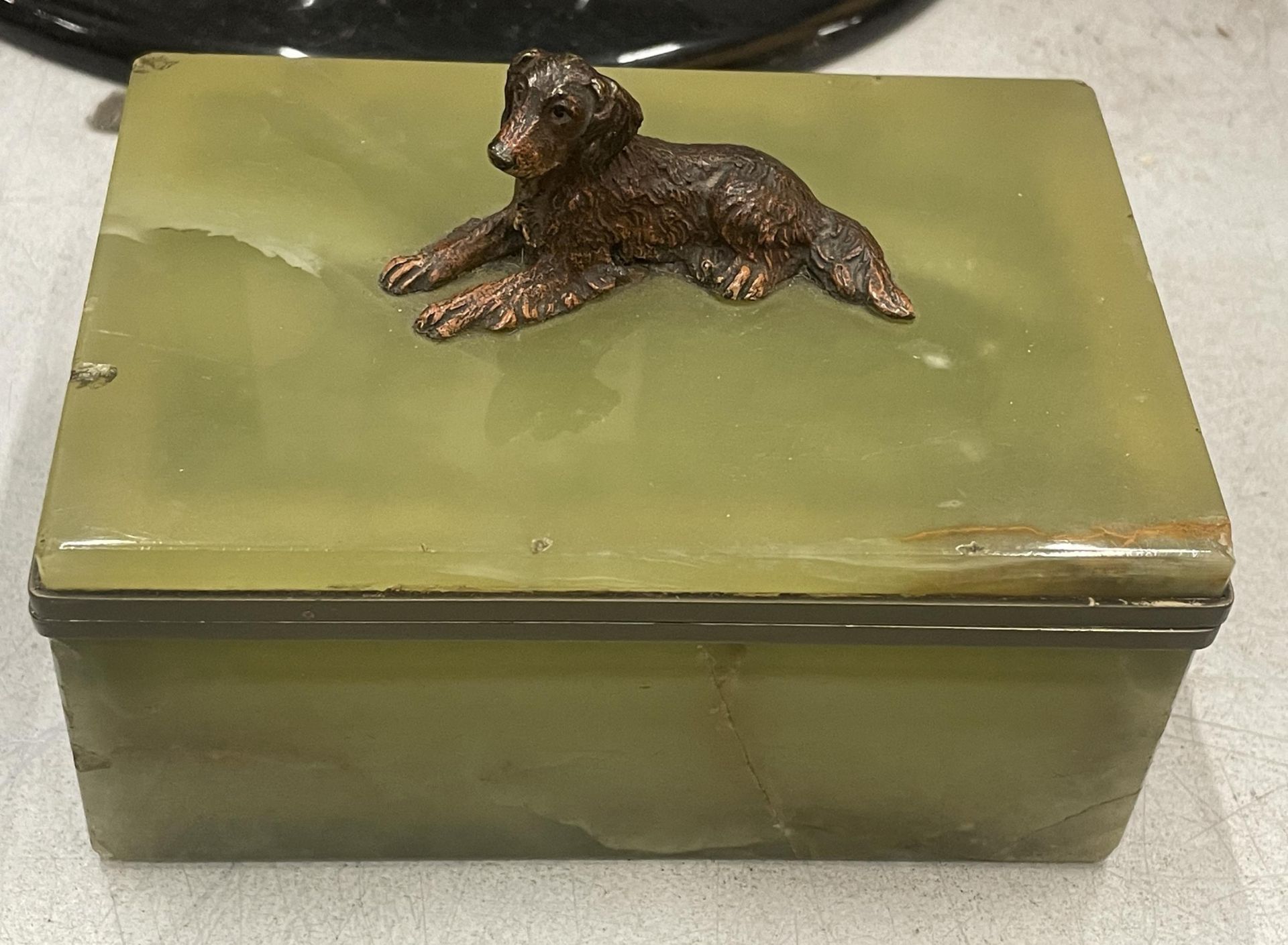 A VINTAGE ONYX STONE TRINKET BOX WITH CAST METAL SPANIEL DOG TO THE TOP