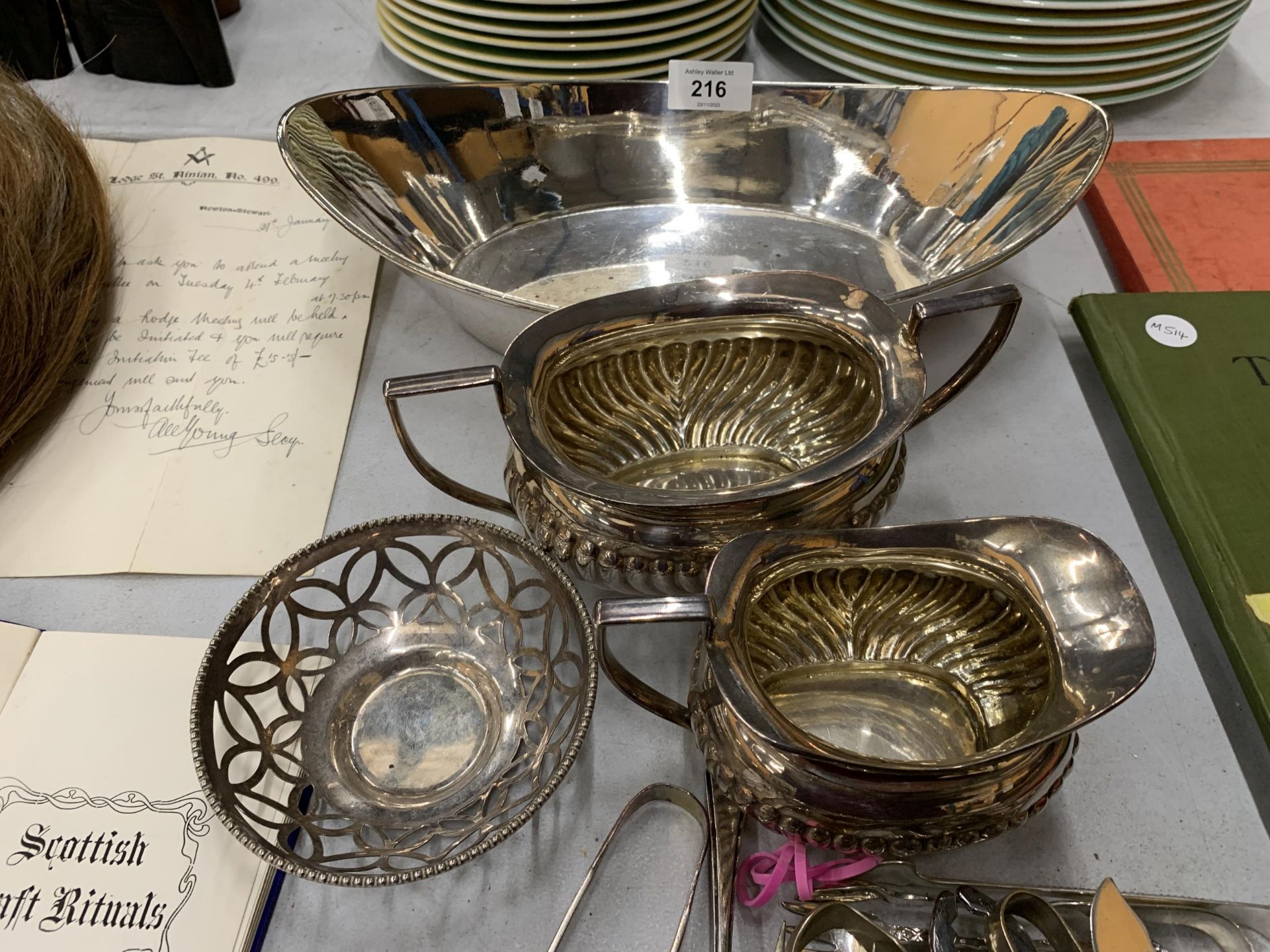A QUANTITY OF SILVER PLATED ITEMS TO INCLUDE FLATWARE, A CREAM JUG, SUGAR BOWL, BOWLS, ETC - Image 2 of 3