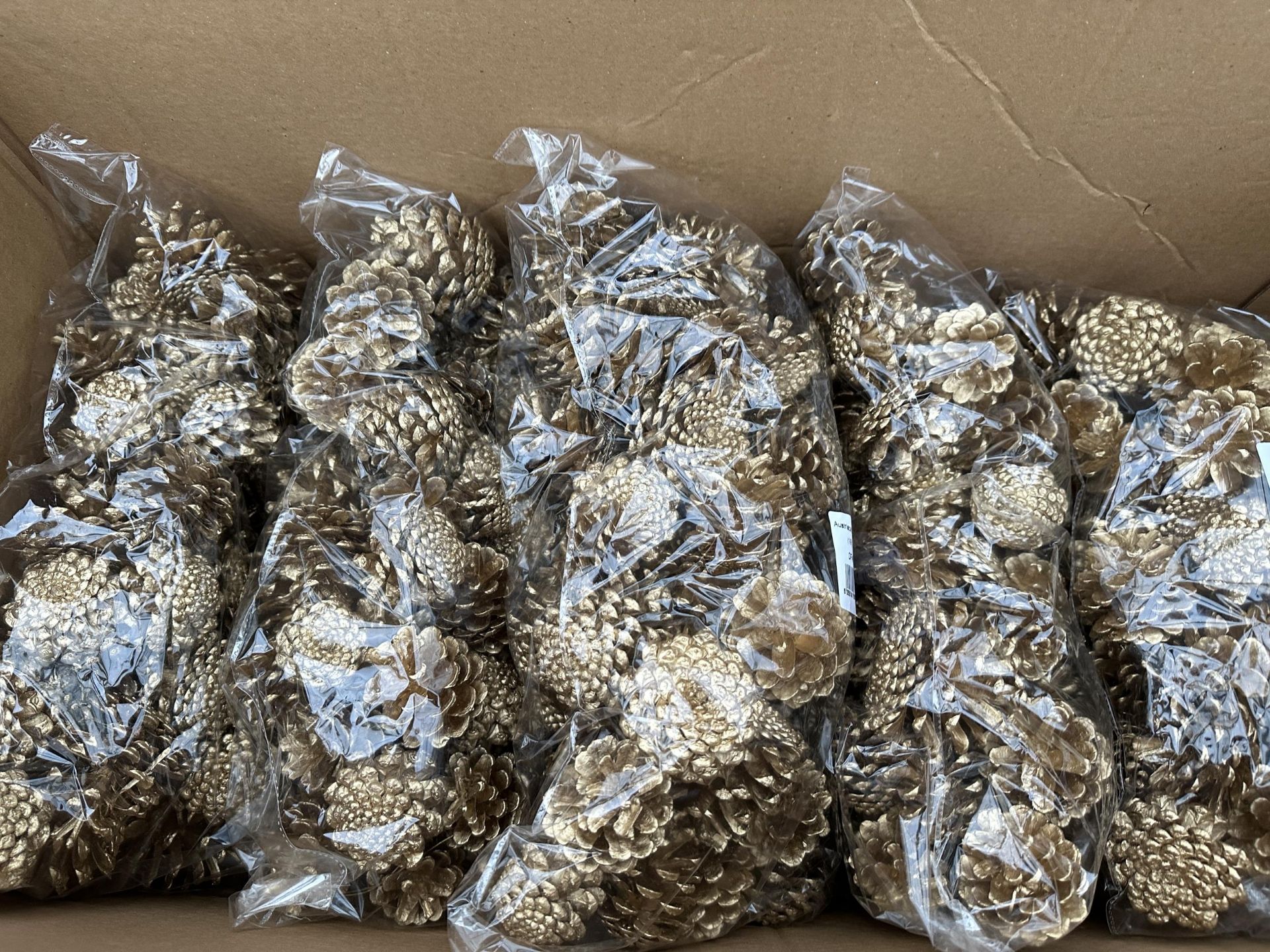 A LARGE QUANTITY OF NEW AND BOXED GOLD SPRAYED PINE CONES *PLEASE NOTE VAT TO BE ADDED TO THIS LOT* - Image 2 of 2