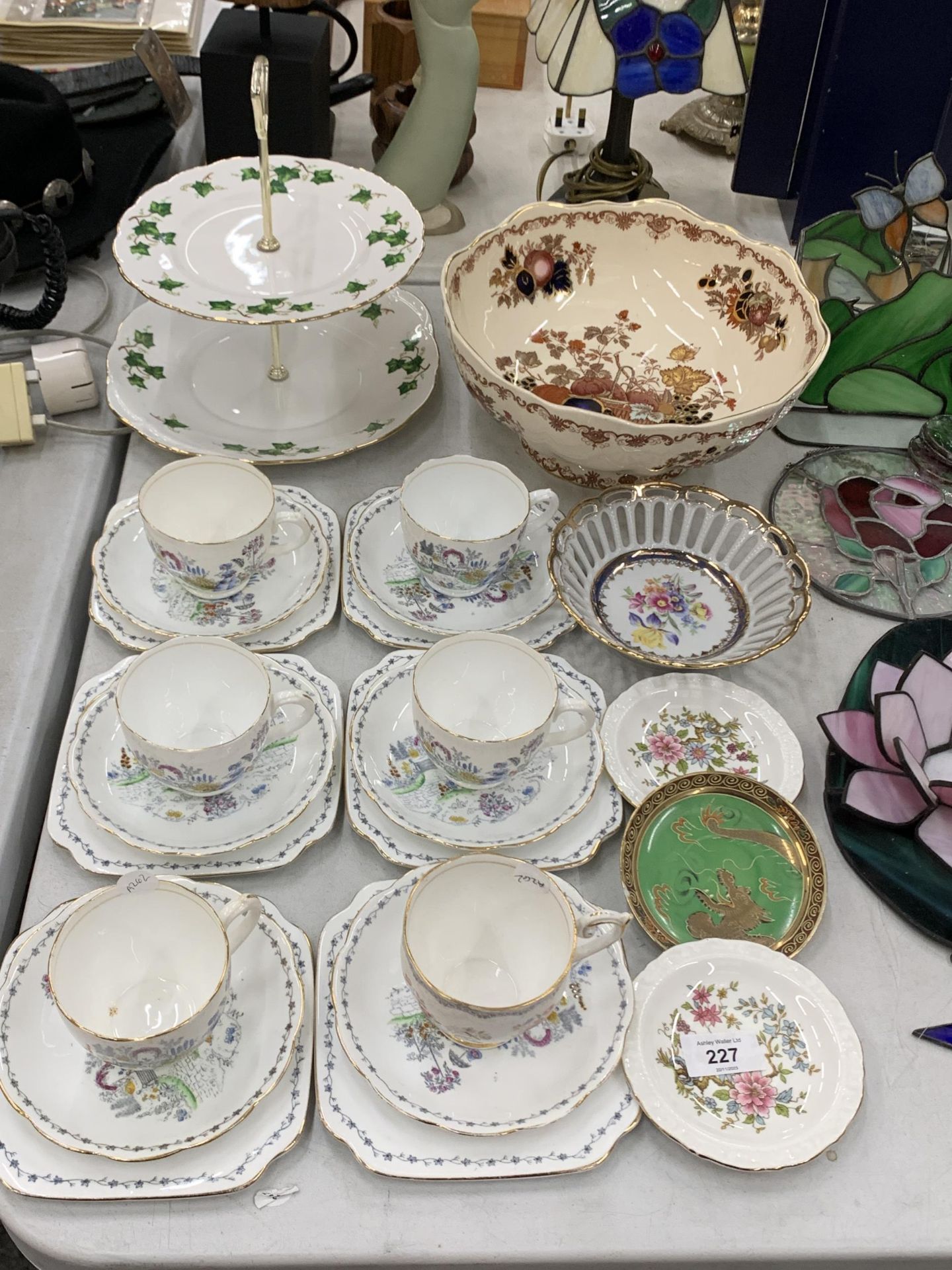 A QUANTITY OF VINTAGE CHINA CUPS AND SAUCERS WITH THE IMAGE OF A LADY IN A GARDEN, A COLCLOUGH
