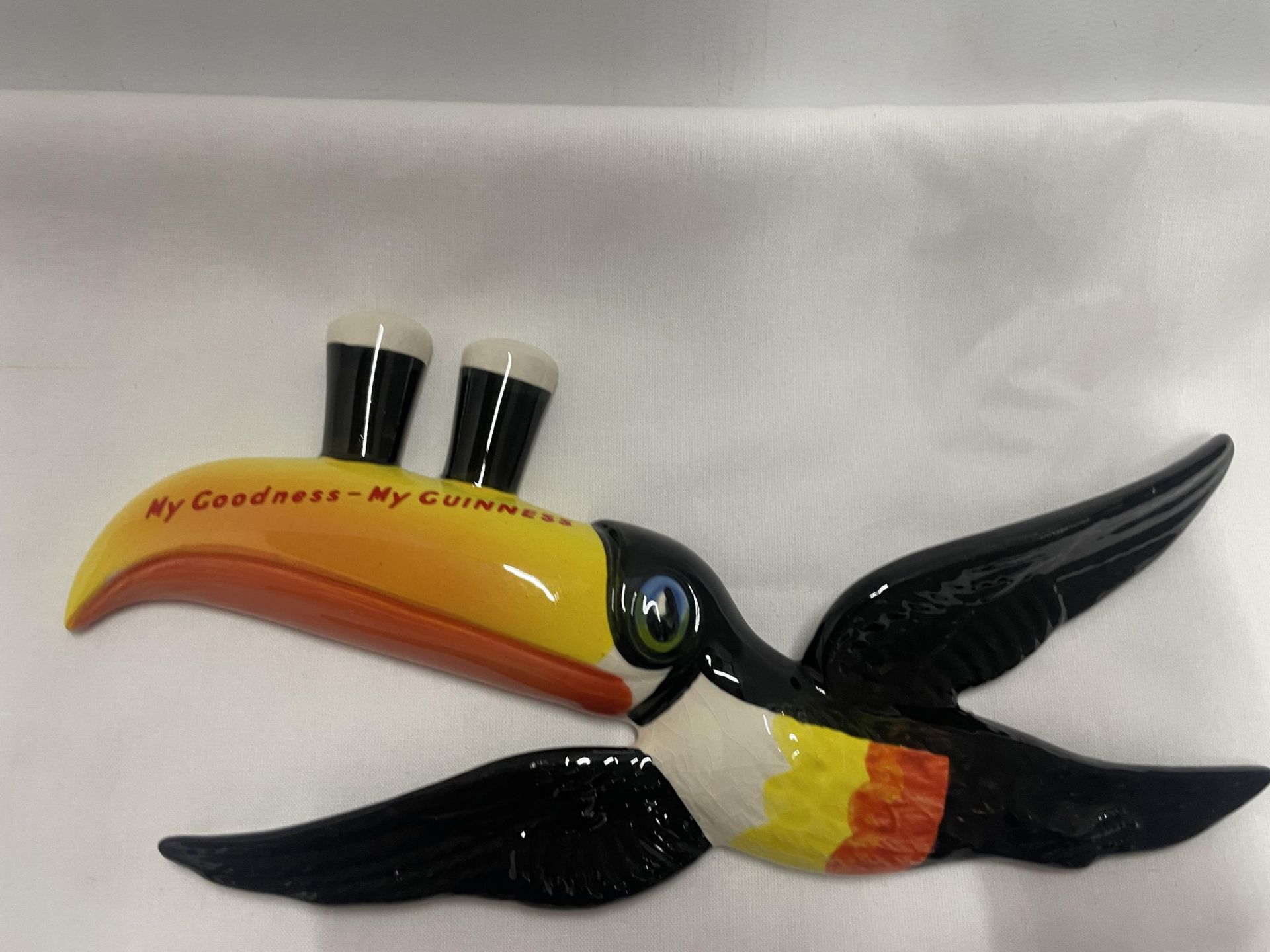 A SET OF THREE GRADUATED CARLTON WARE GUINNESS TOUCANS IN FLIGHT WALL HANGING DECORATIONS - Image 2 of 5