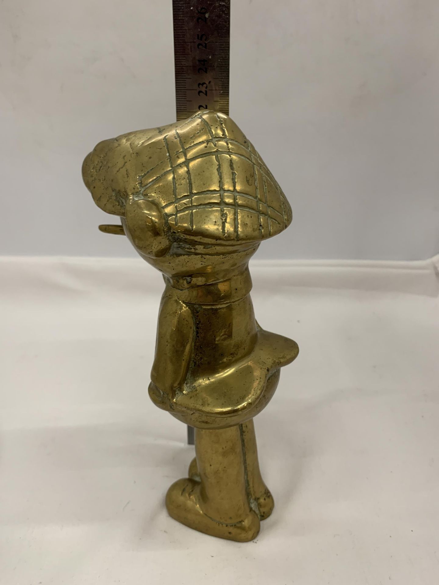 A HEAVY BRASS VINTAGE ANDY CAP FIGURE, HEIGHT 22CM - Image 3 of 3