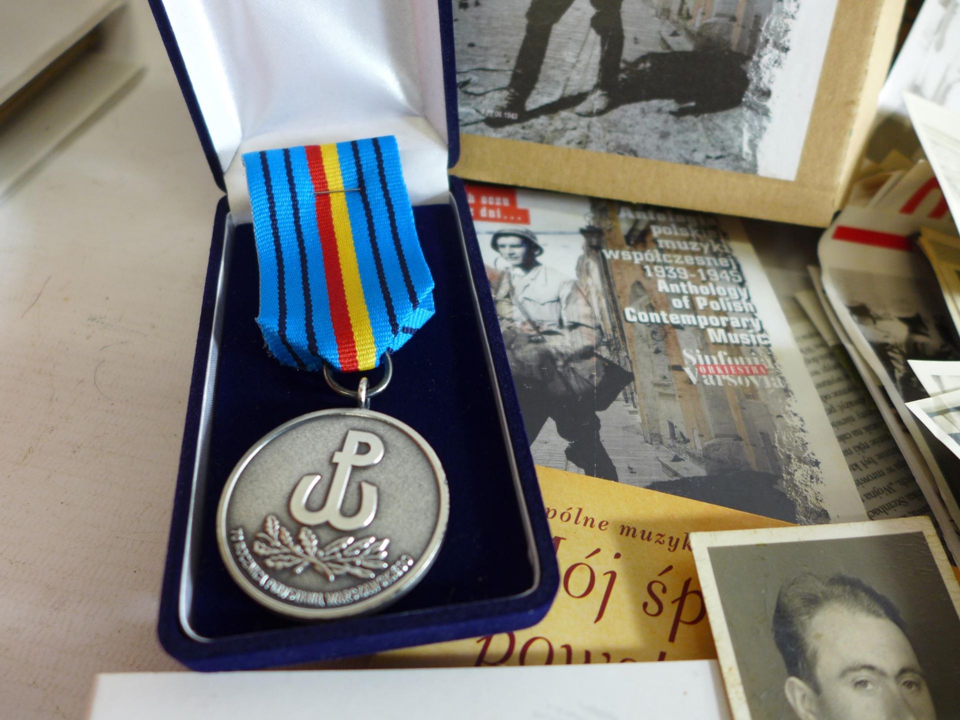 A LARGE COLLECTION OF POLISH WORLD WAR II AND LATER EPHEMERA, TO INCLUDE PHOTOS, BADGES, IDENTITY - Image 6 of 10