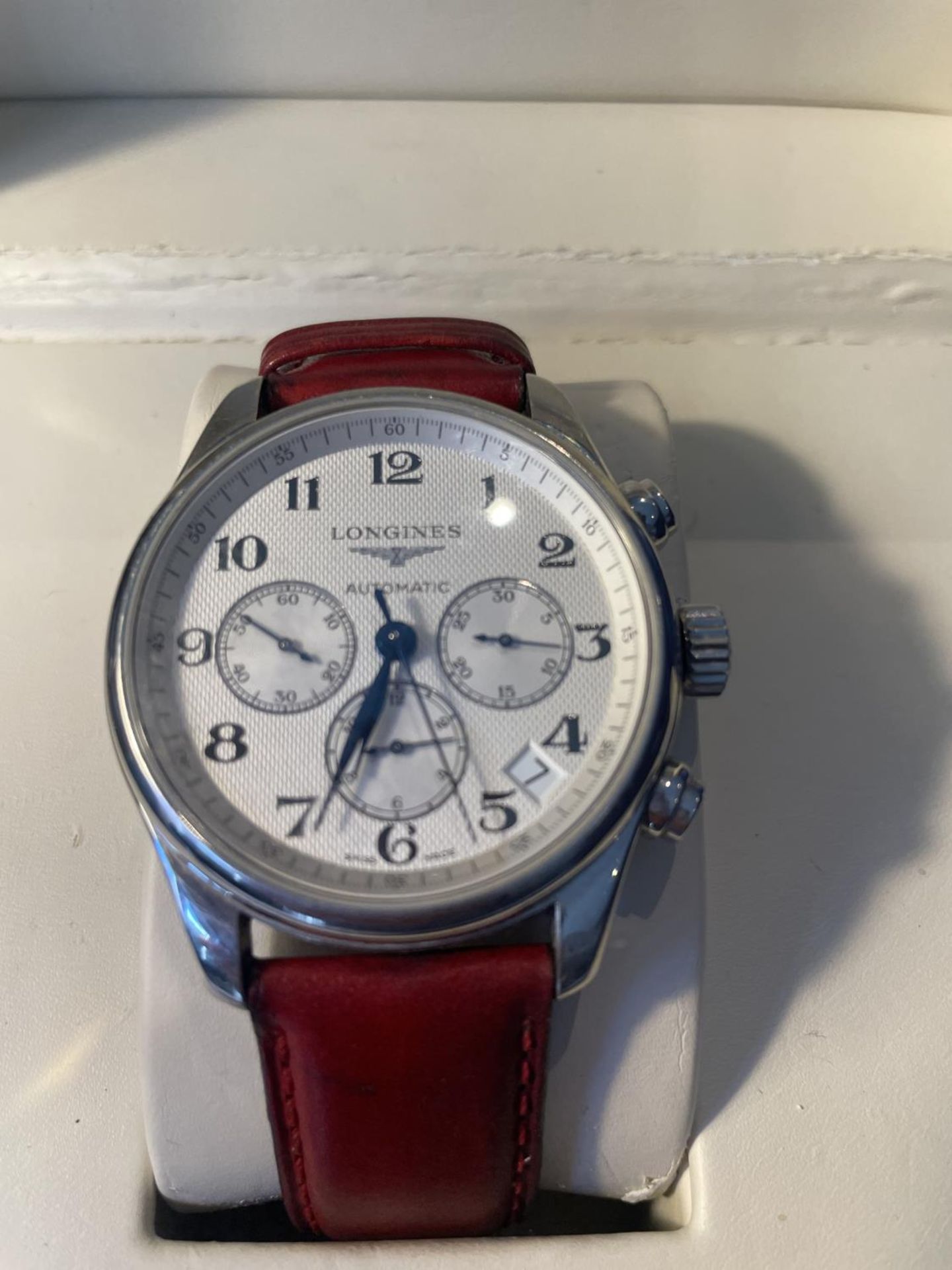 A GENTS LONGINES MASTER COLLECTION CHRONOGRAPH STEEL WATCH ON A LEATHER STRAP, SILVERED DIAL, ARABIC - Image 2 of 6