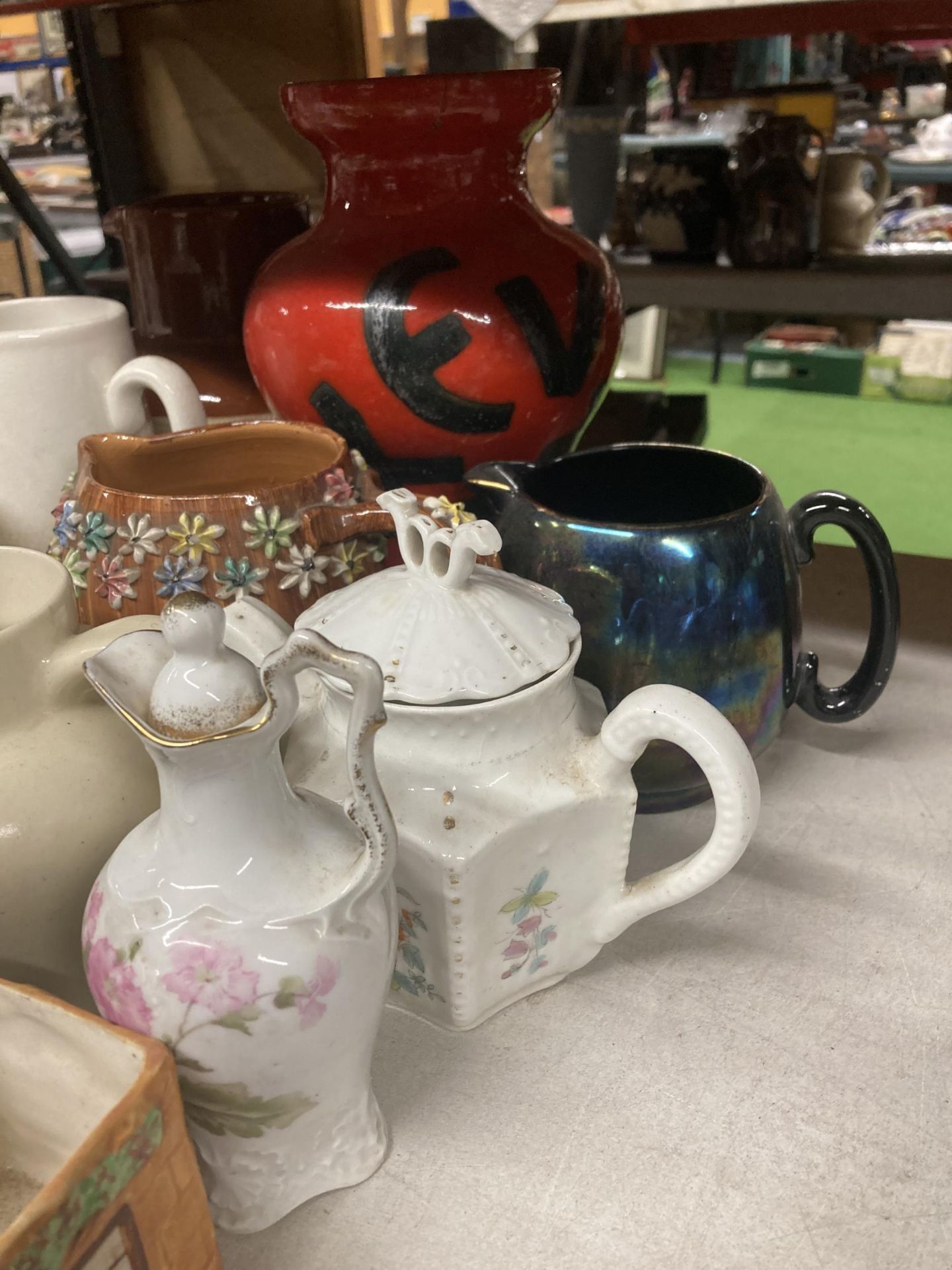 A MIXED GROUP OF CERAMIC JUGS AND FURTHER CERAMICS, COTTAGE BUTTER DISH ETC - Image 6 of 6