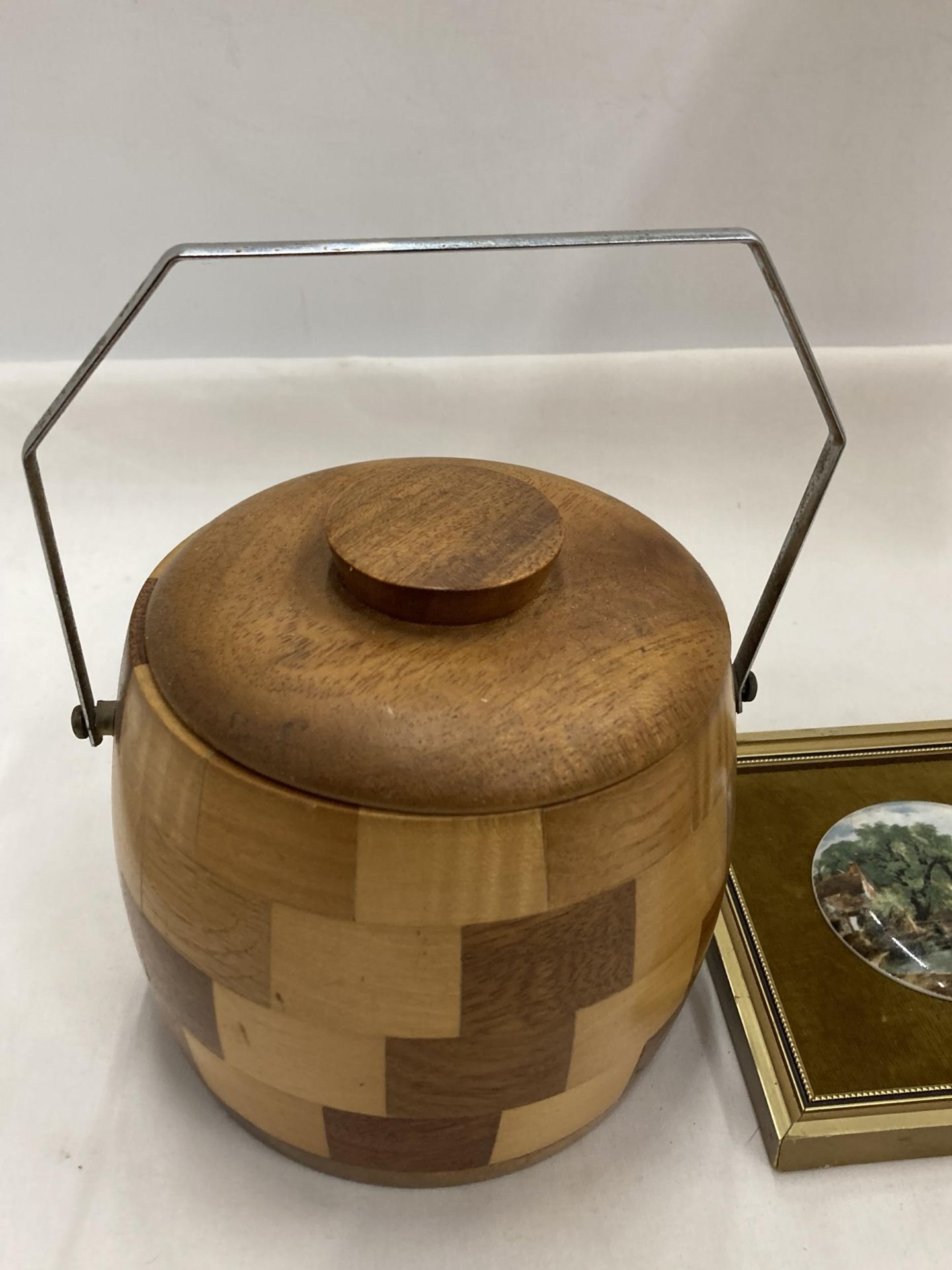 A VIINTAGE 1960'S WOODEN ICE BUCKET, A TONY WOOD TOBY JUG PLUS A FRAMED COALPORT CERAMIC PLAQUE - Bild 2 aus 4