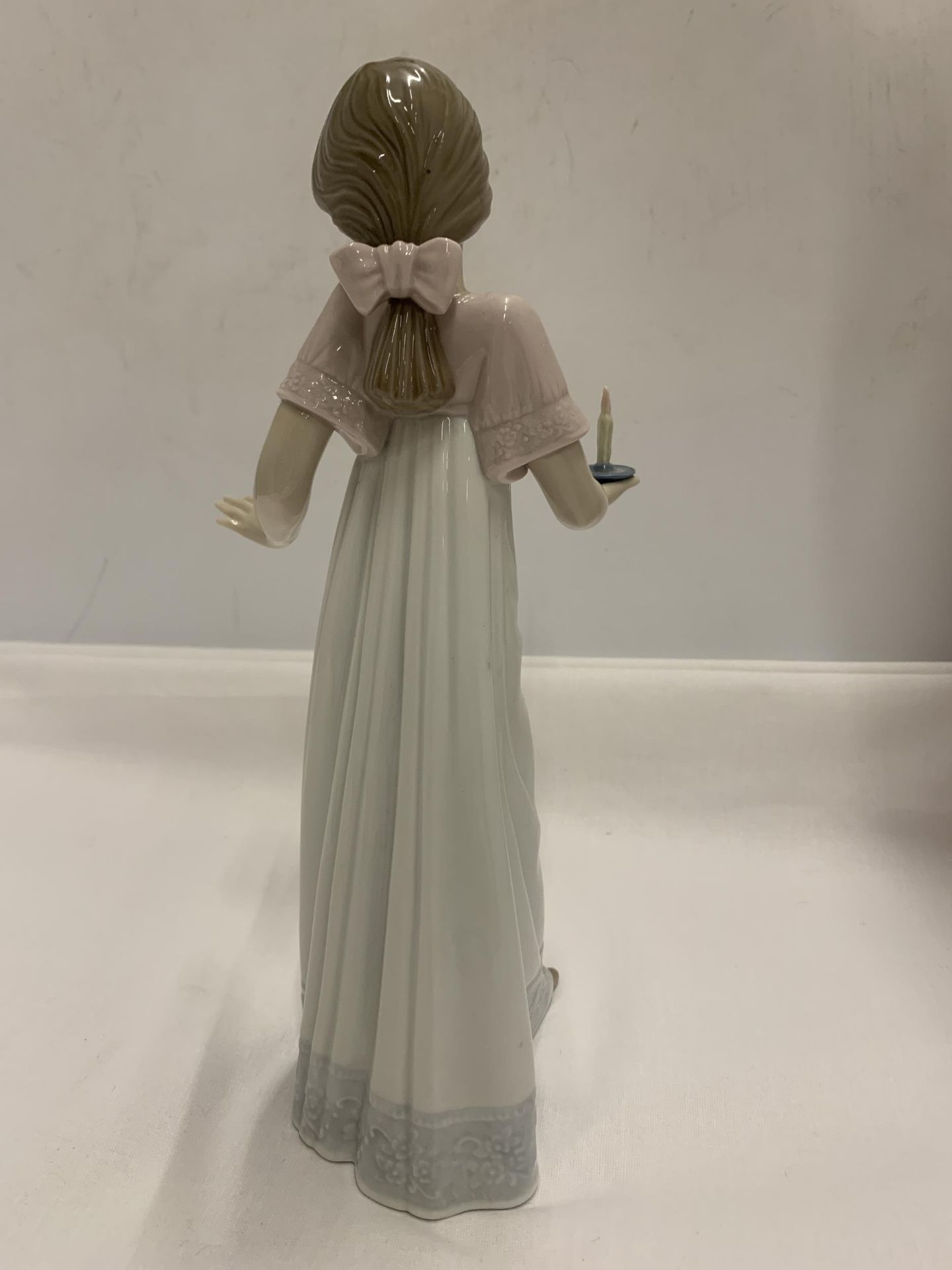 A NAO FIGURE OF A GIRL HOLDING A CANDLE - Bild 3 aus 5