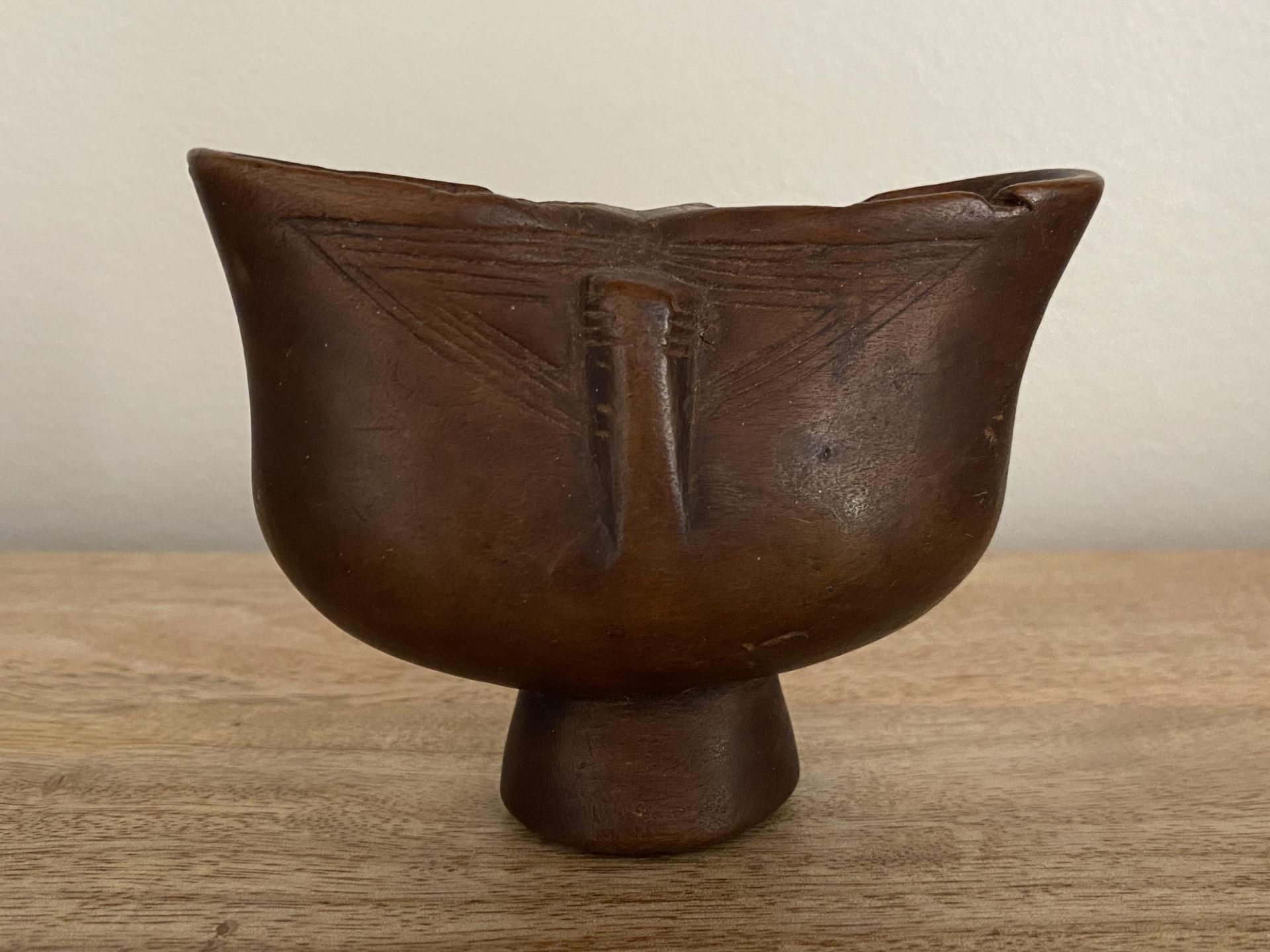 AN ANTIQUE AFRICAN TRIBAL ART SUKU KOPA PALM DOUBLE WINE CUP, DR CONGO, HEIGHT 8 CM - Image 3 of 5