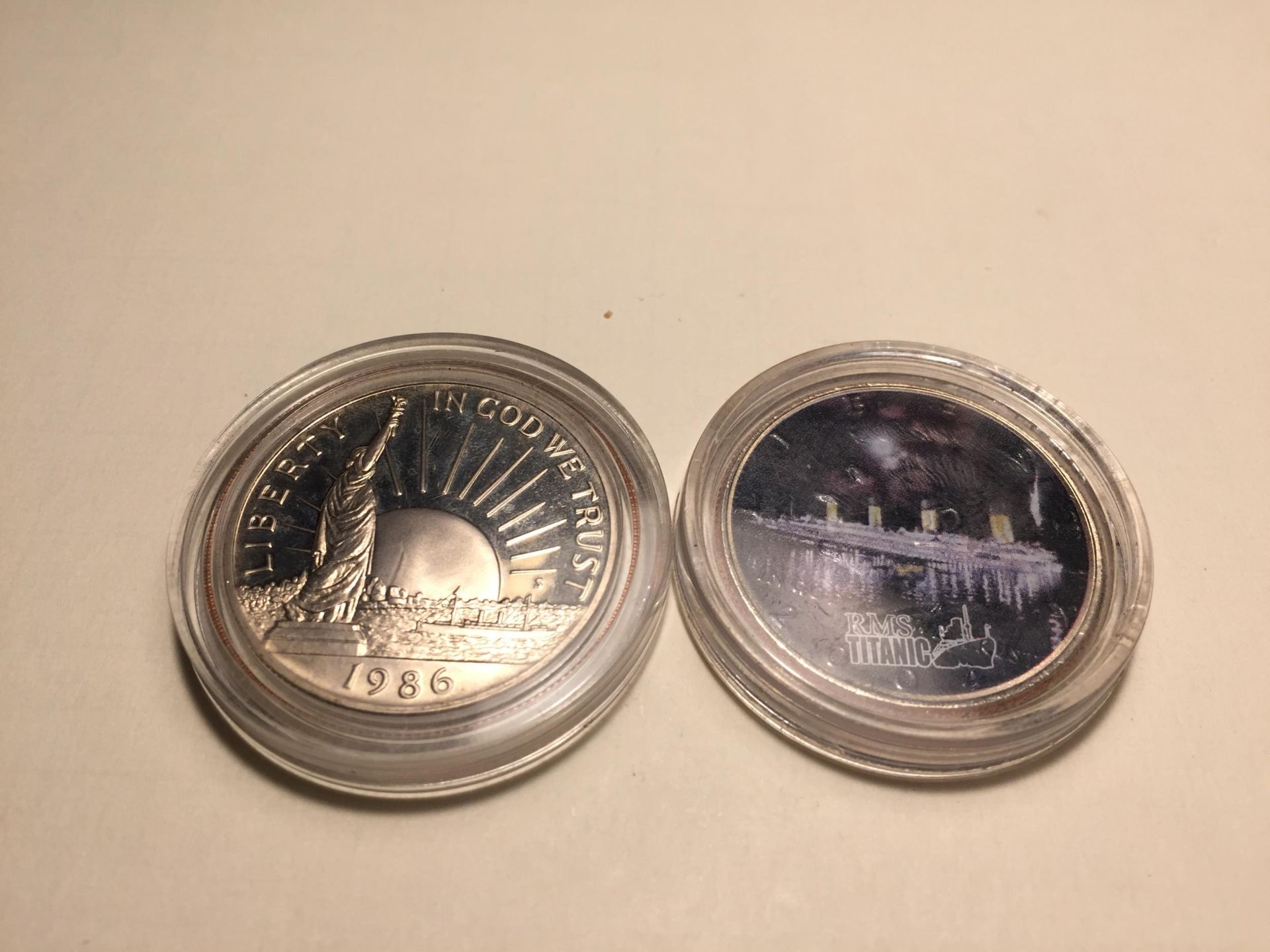 TWO HALF DOLLARS TO INCLUDE A 1986 LIBERTY AND A TITANIC - Bild 2 aus 2