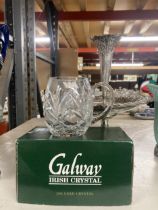 A BOXED GLAWAY IRISH CRYSTAL MUG AND SILVER PLATED PEDESTAL CENTREPIECE