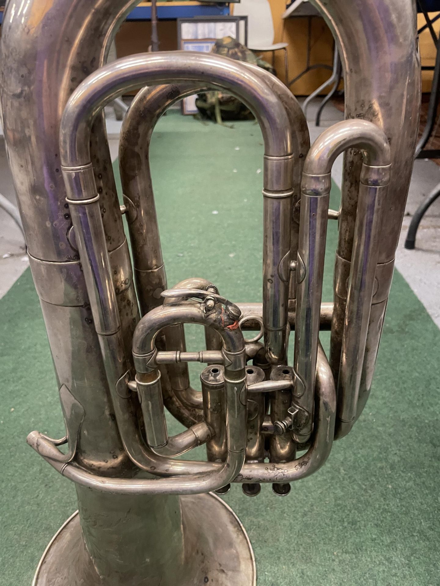 A VINTAGE SILVER PLATED BESSON & CO CLASS A PROTOTYPE TUBA MUSICAL INSTRUMENT - Bild 2 aus 5