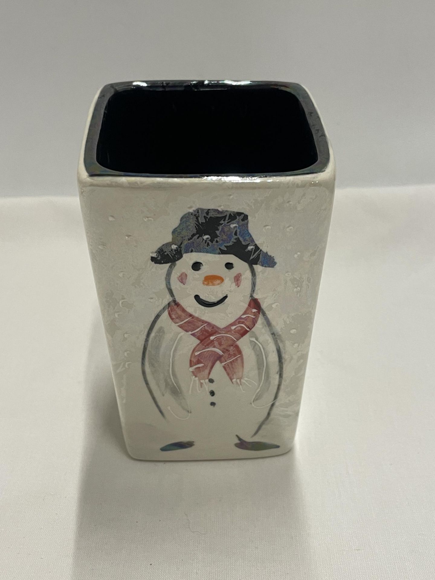 AN ANITA HARRIS HAND PAINTED AND SIGNED IN GOLD LUSTER SNOWMAN VASE