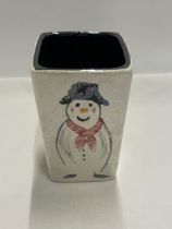 AN ANITA HARRIS HAND PAINTED AND SIGNED IN GOLD LUSTER SNOWMAN VASE
