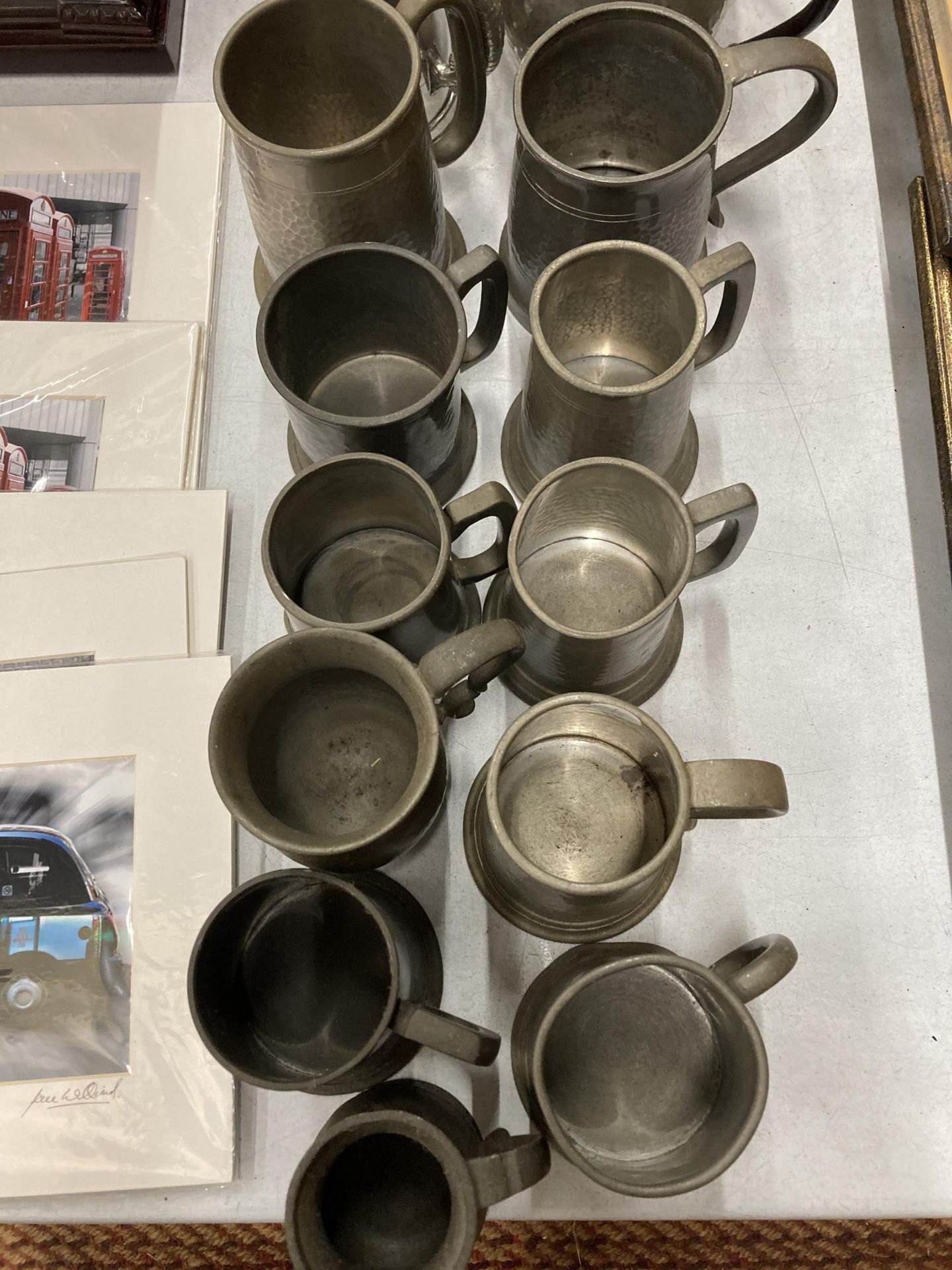 A COLLECTION OF VINTAGE PEWTER TANKARD AND COFFEE POTS - Bild 2 aus 5