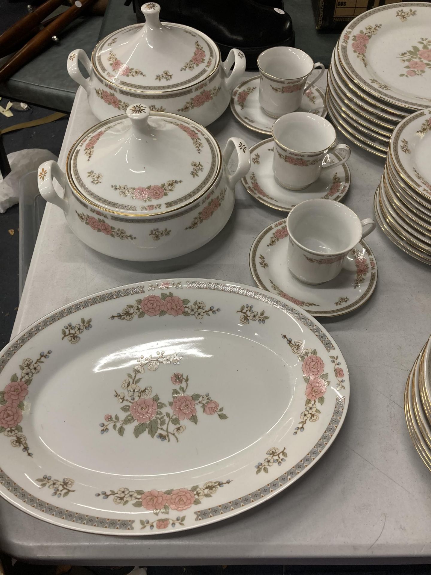 A 'CROWN MING' PART DINNER SERVICE TO INCLUDE SERVING PLATES, SEVING TUREENS, DINNER AND SIDE - Image 4 of 5