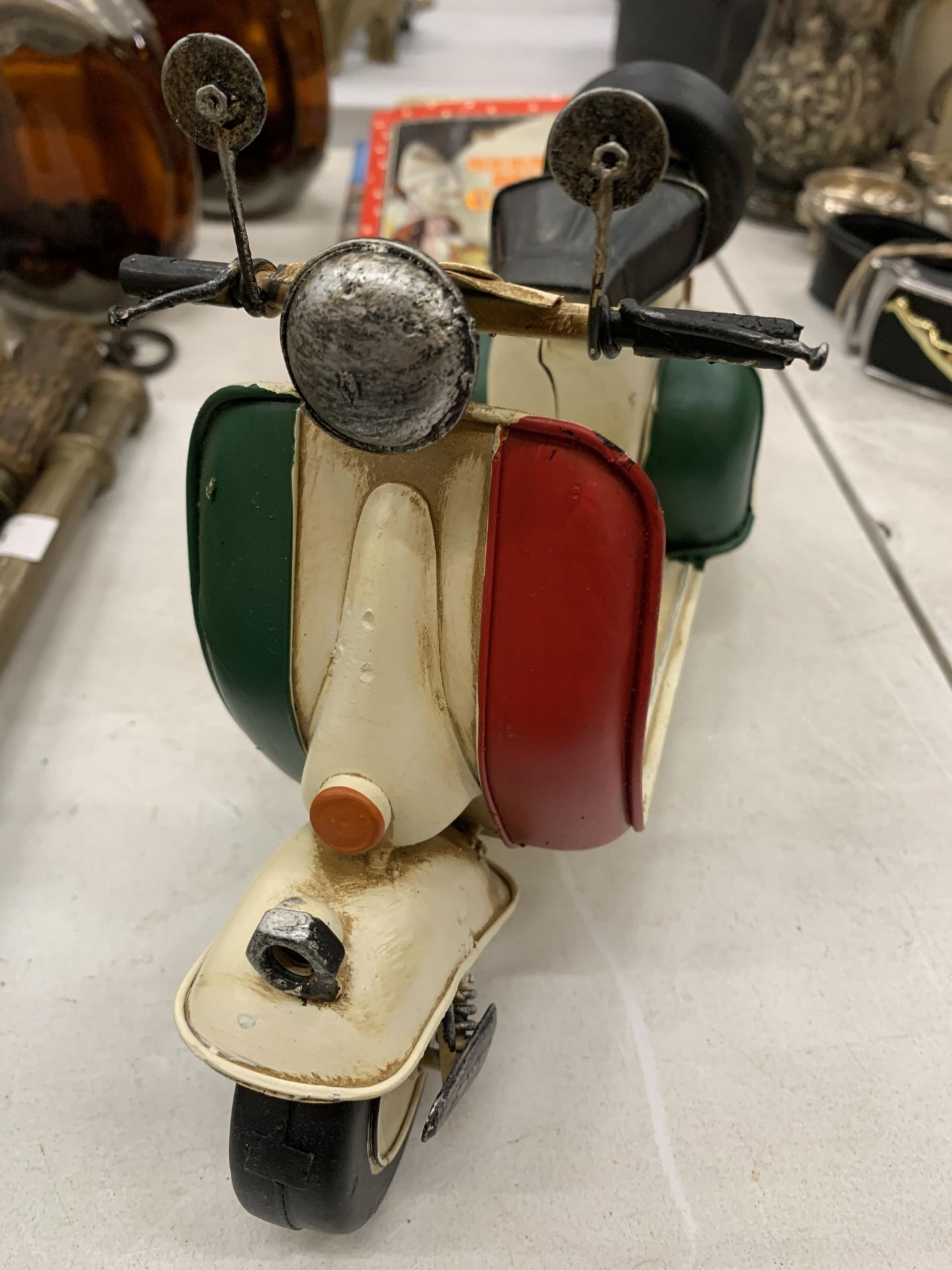 AN ITALIAN TIN PLATE SCOOTER WITH A COLOUR BOOK OF SCOOTERS - Image 4 of 5