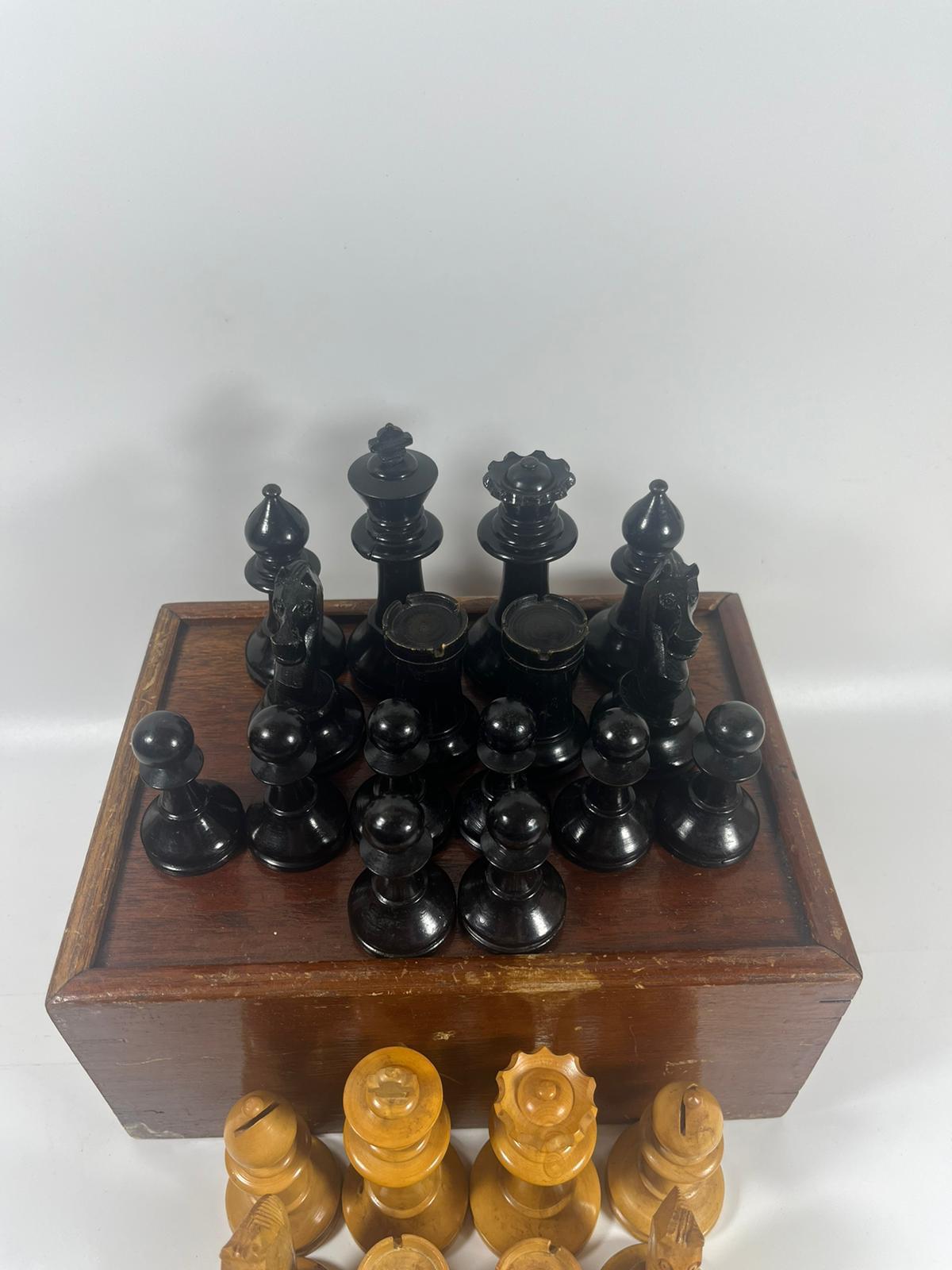 A VINTAGE EBONY AND BOXWOOD STAUNTON CHESS SET IN VINTAGE WOODEN BOX, KING HEIGHT 9 CM - Image 2 of 6