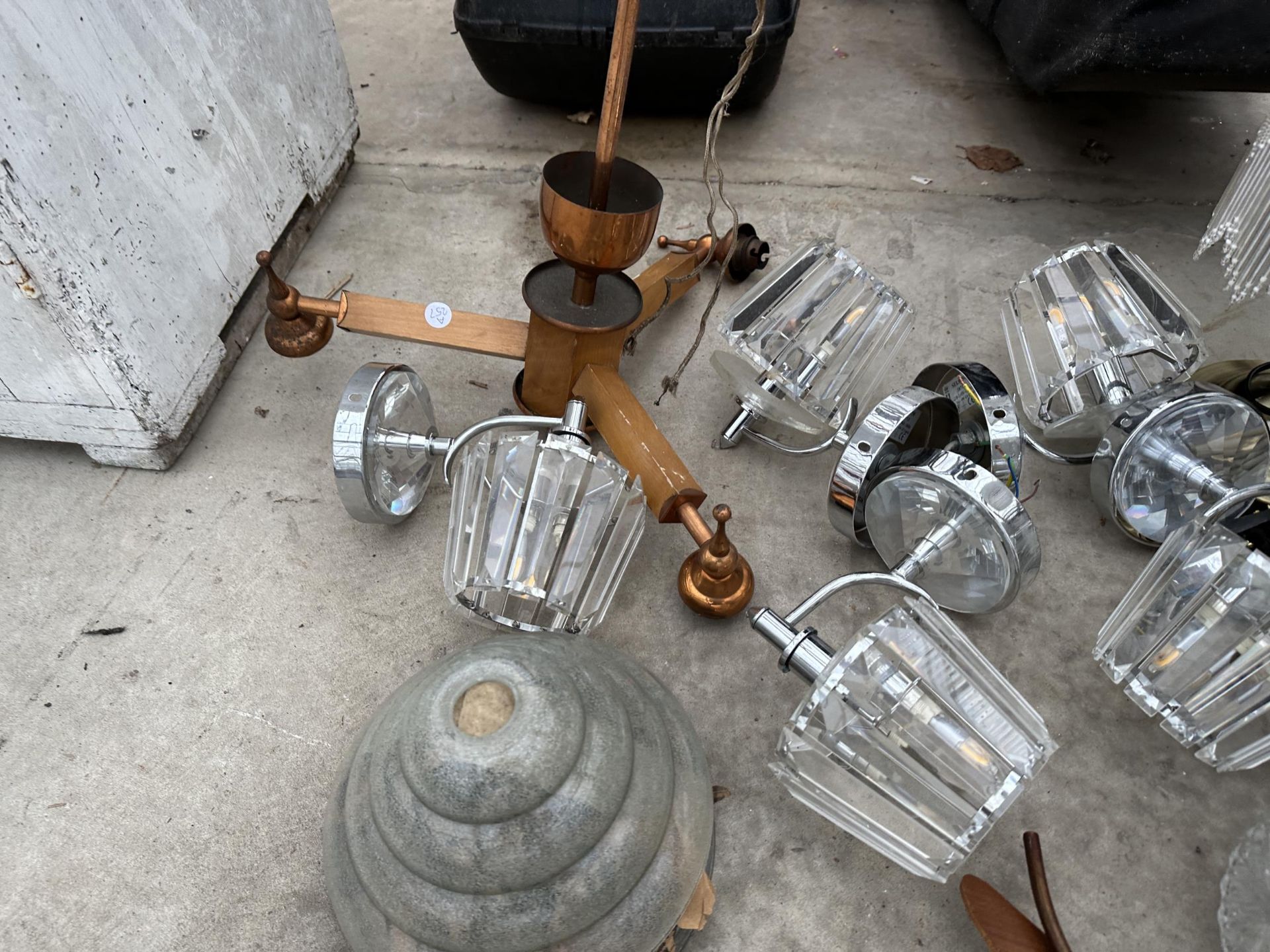 AN ASSORTMENT OF DECORATIVE LIGHT FITTINGS AND LAMPS - Bild 3 aus 3