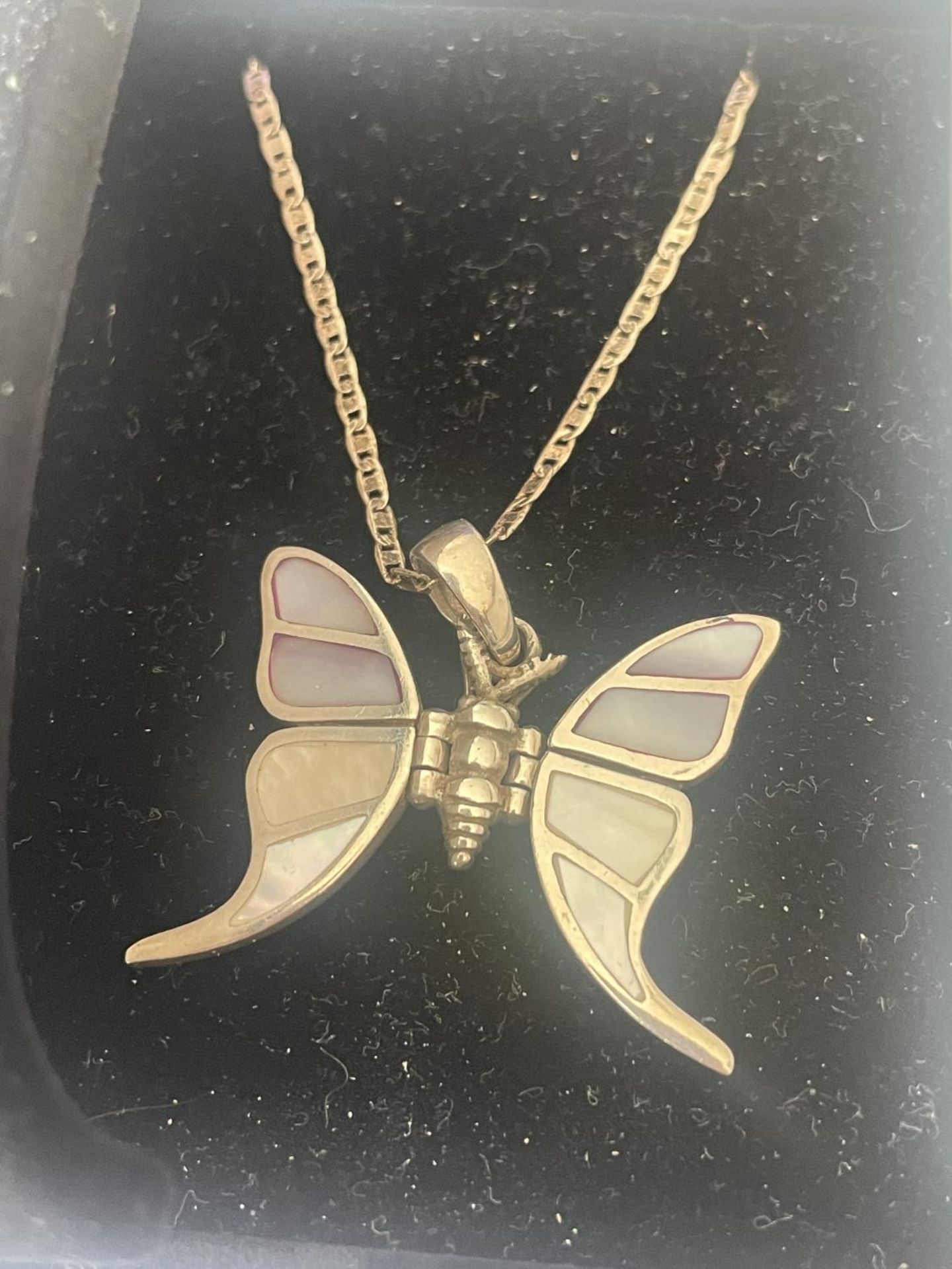 A BOXED SILVER BUTTERFLY NECKLACE - Bild 2 aus 2