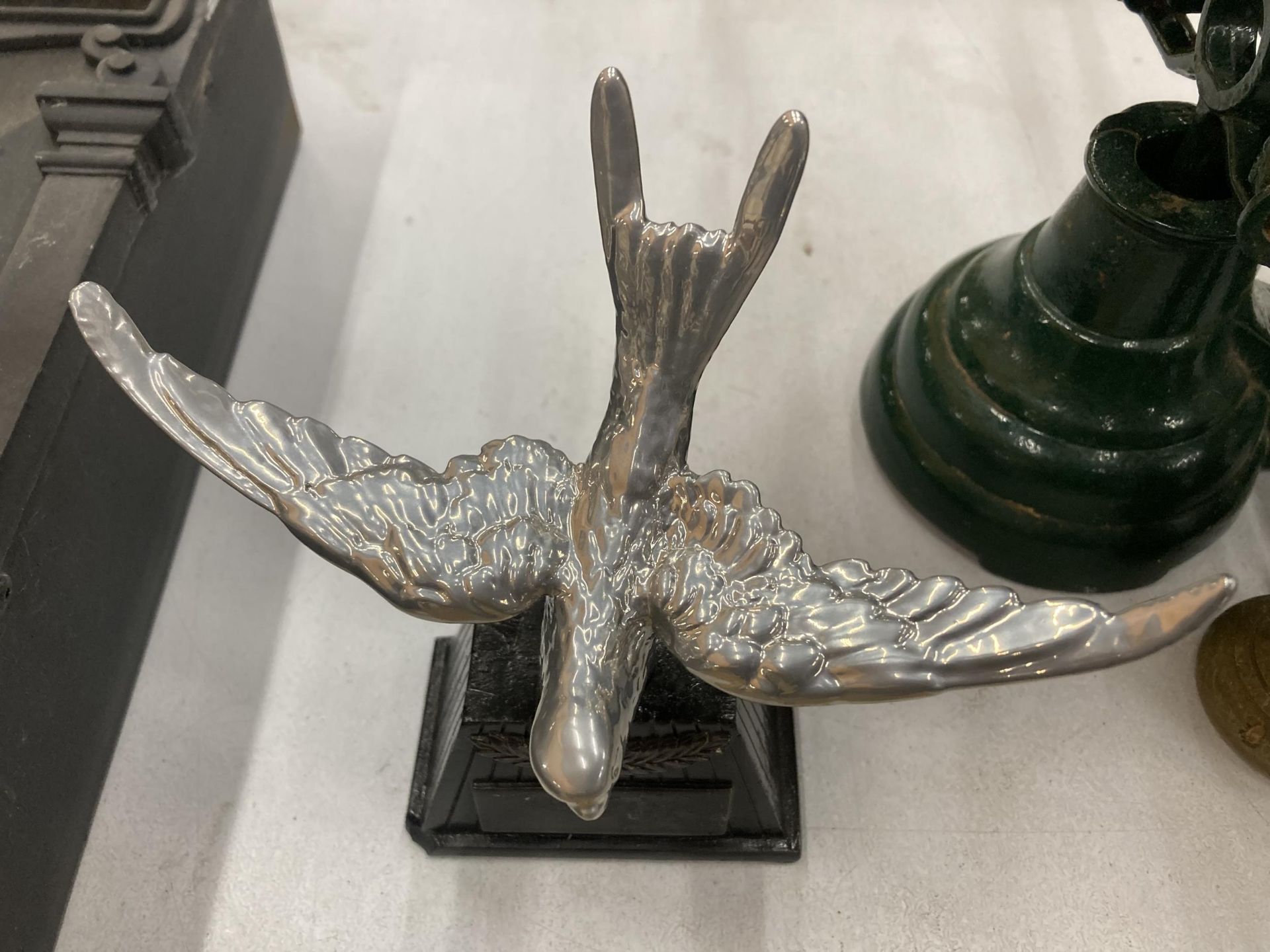 A VINTAGE WHITE METAL MODEL OF A SWIFT CAR MASCOT ON A BASE, HEIGHT 14CM - Image 2 of 4