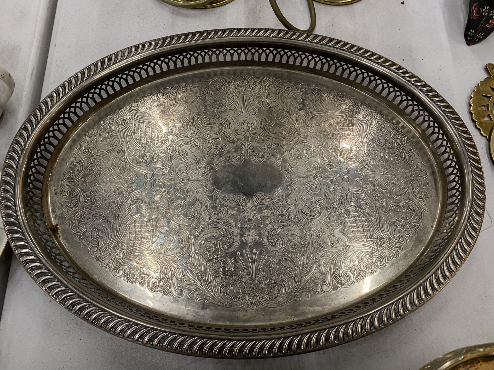 THREE ITEMS OF SILVER PLATE TO INCLUDE A GALLERIED TRAY AND TWO BASKET HANDLED FOOTED BOWLS - Bild 2 aus 6