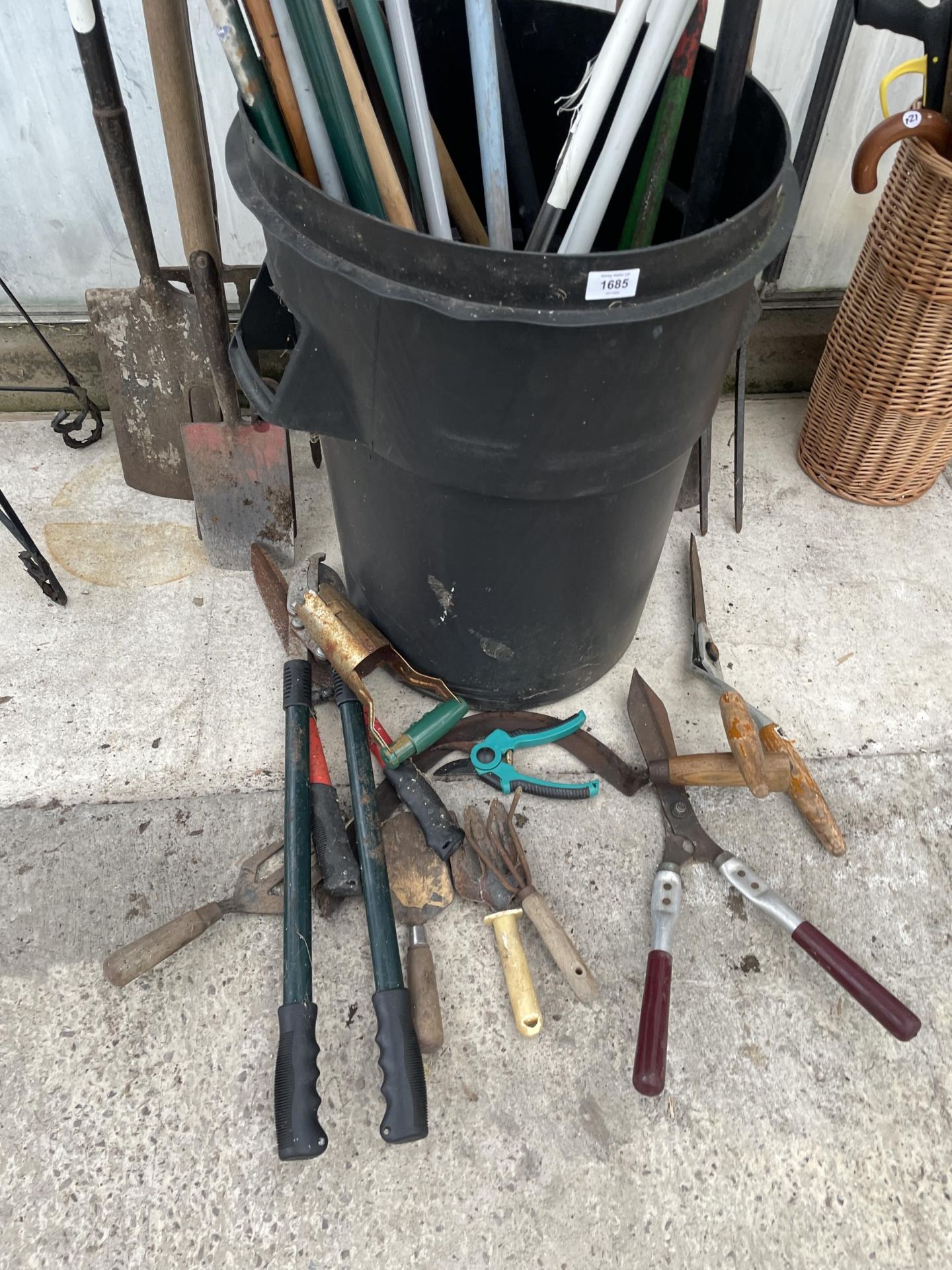A PLASTIC BIN CONTAINING A LARGE QUANTITY OF GARDEN TOOLS TO INCLUDE FORKS AND SPADES ETC - Bild 2 aus 3