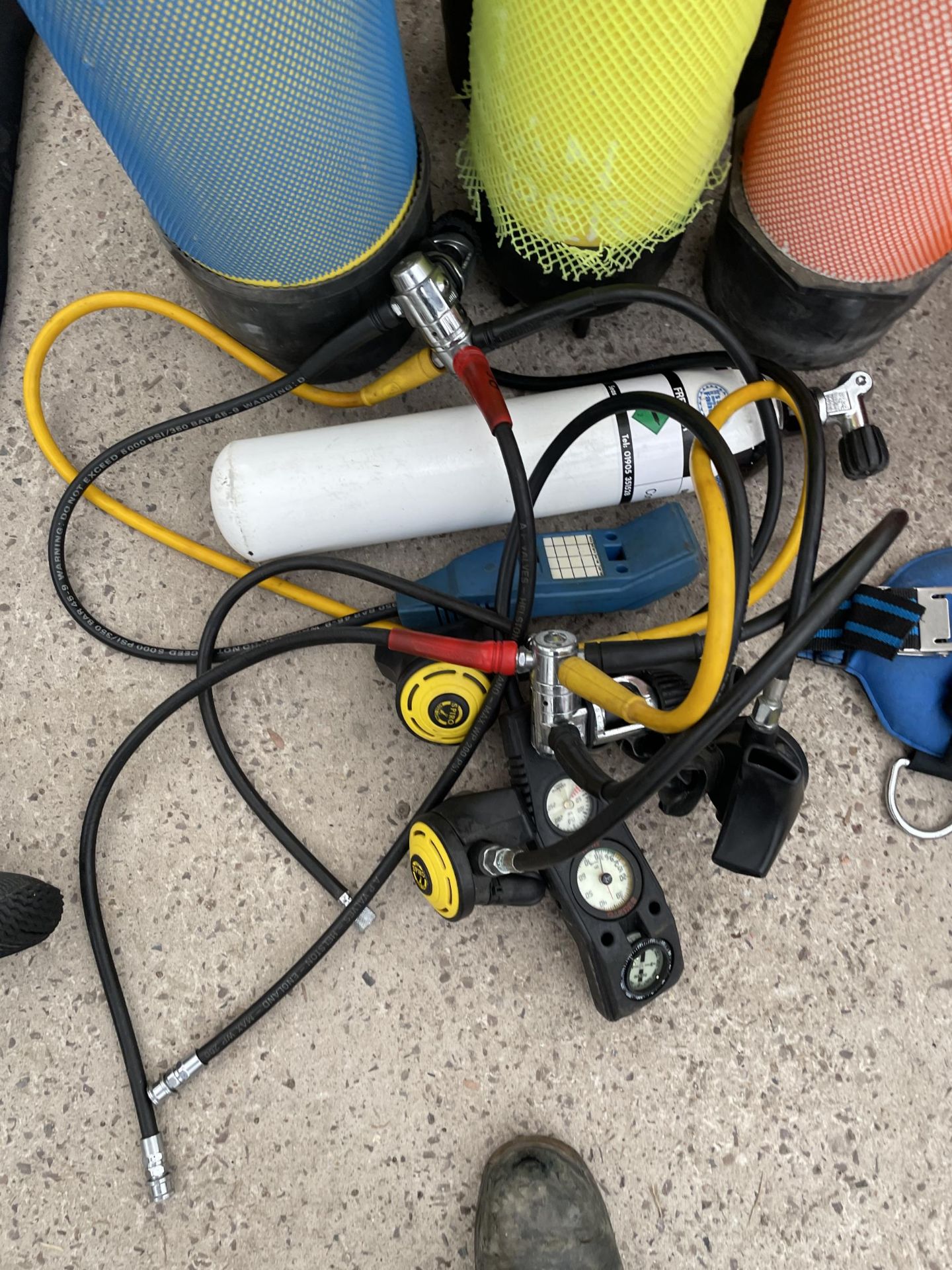 AN ASSORTMENT OF SCUBA DIVING BREATHING EQUIPMENT TO INCLUDE TANKS AND MOUTH PIECES ETC - Bild 2 aus 3