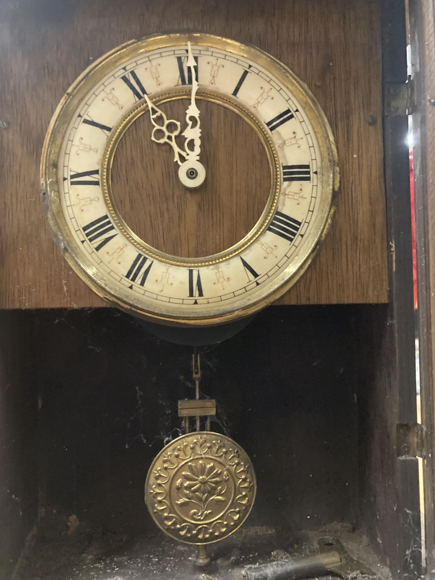 A VINTAGE MAHOGANY CASED MANTLE CLOCK WITH PENDULUM AND KEY - Image 2 of 3