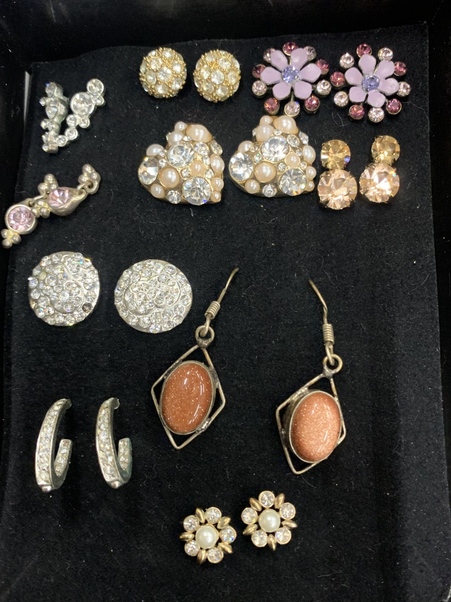 A VERY LARGE QUANTITY OF COSTUME JEWELLERY MANY BOXED TO INCLUDE EARRINGS, BROOCHES, PENDANTS, - Bild 6 aus 6