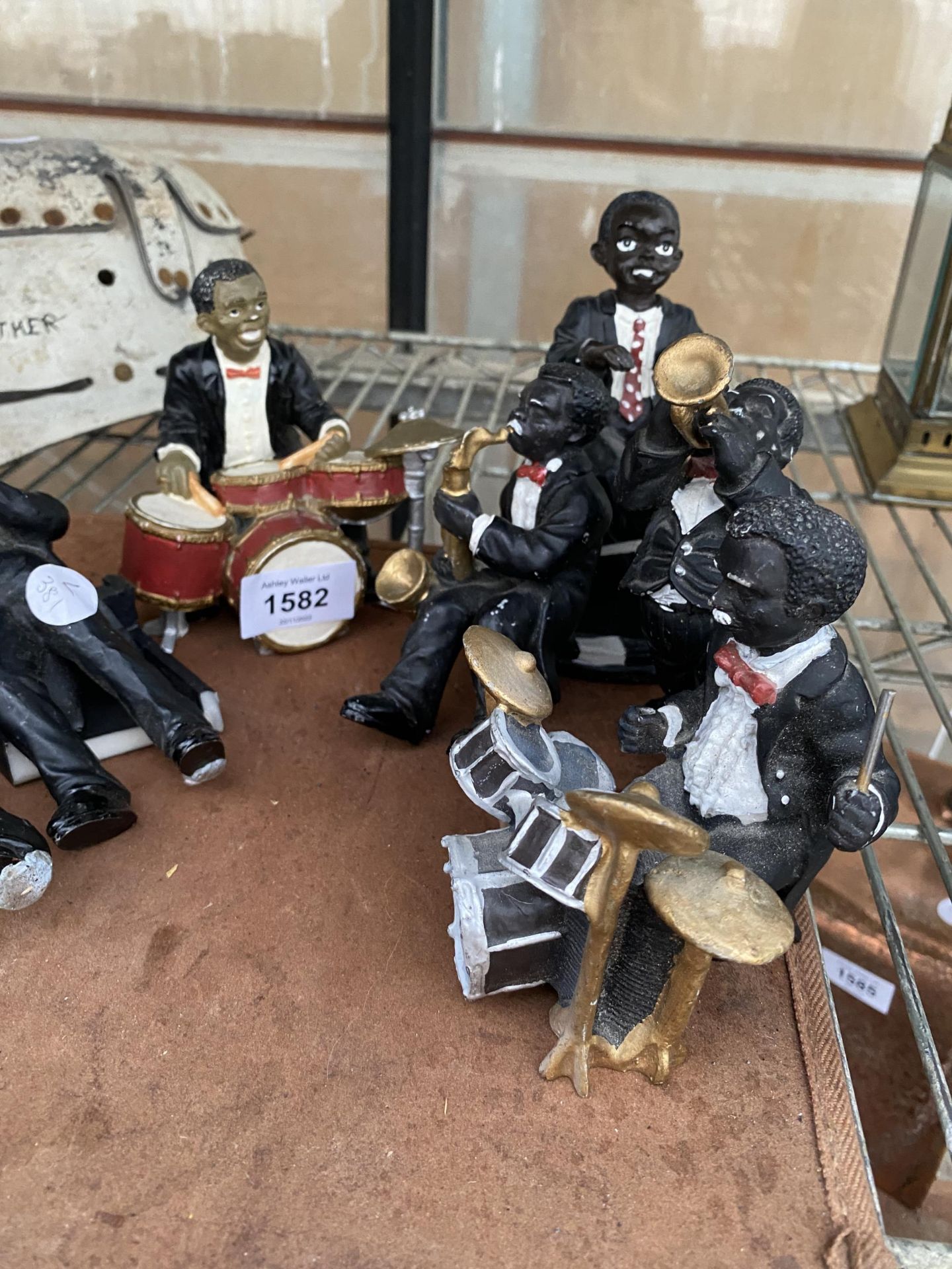 A SET OF SEVEN VINTAGE RESIN JAZZ BAND PLAYER FIGURES - Image 2 of 4