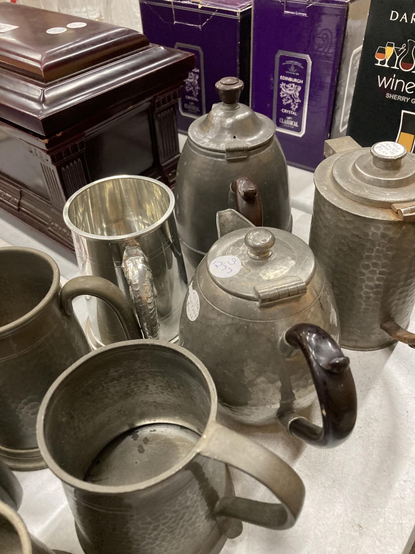 A COLLECTION OF VINTAGE PEWTER TANKARD AND COFFEE POTS - Bild 4 aus 5