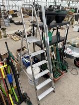 A FIVE RUNG ALUMINIUM STEP LADDER