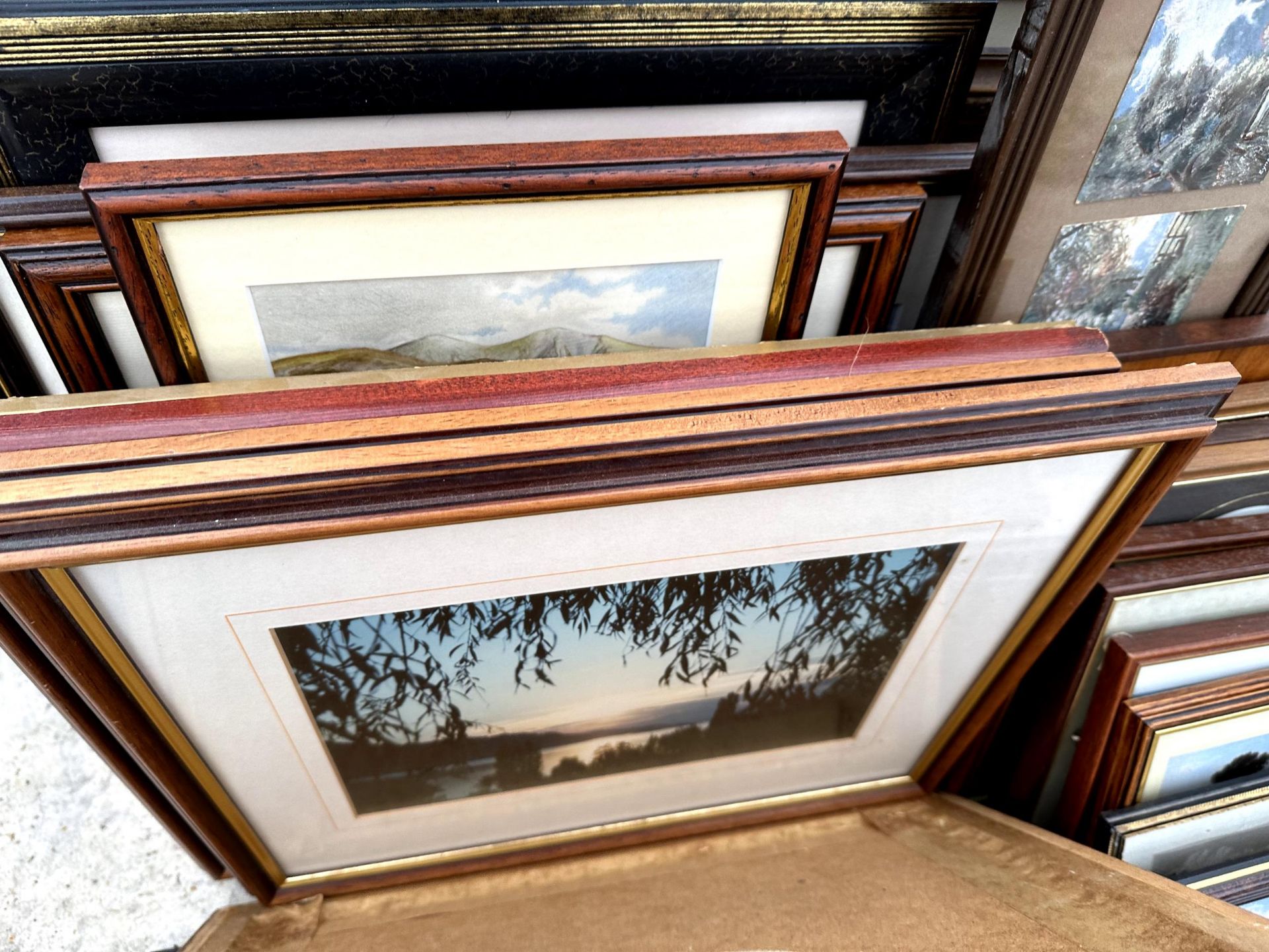 A LARGE ASSORTMENT OF FRAMED PRINTS AND PICTURES - Image 5 of 6