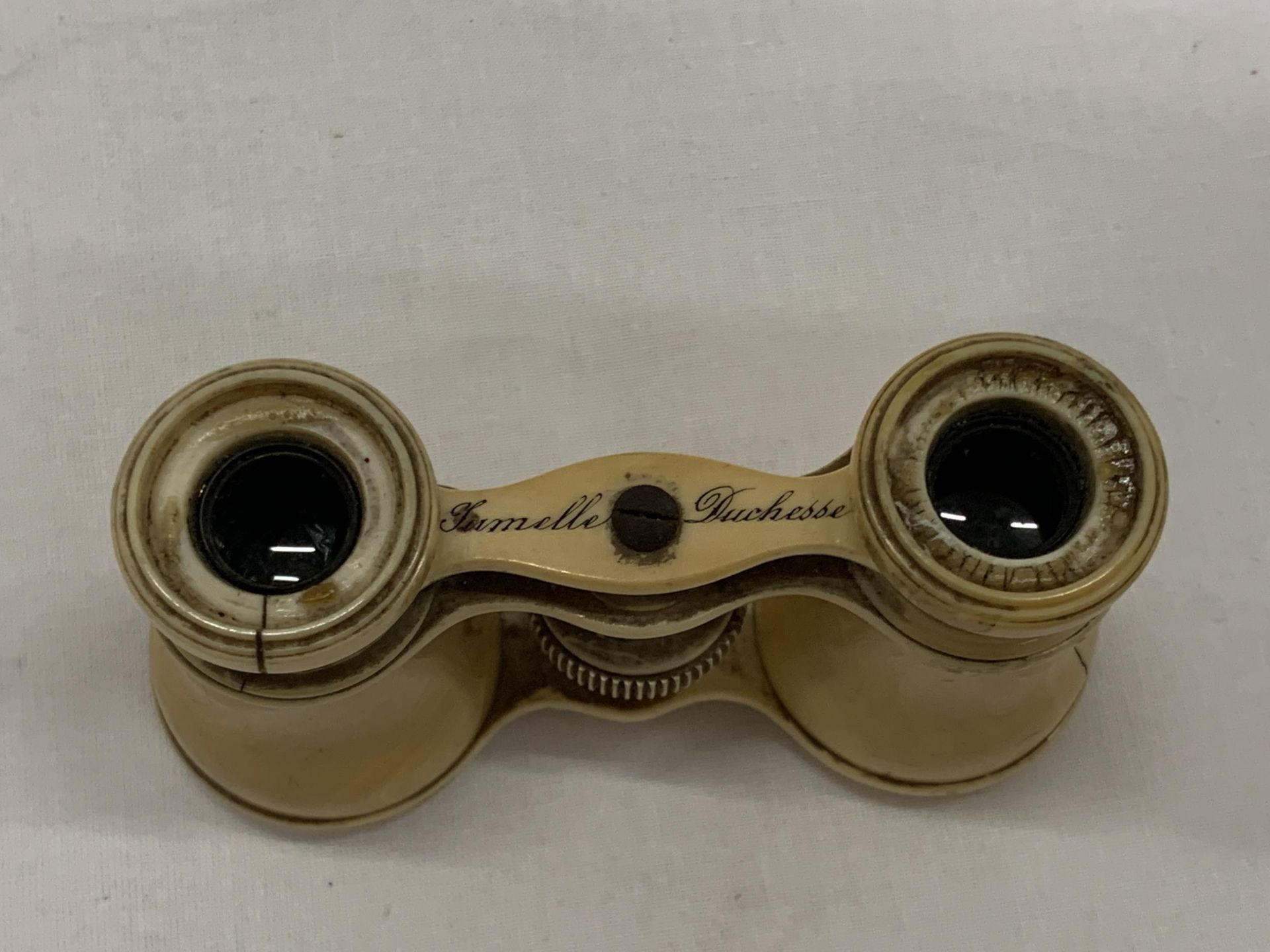 A PAIR OF VINTAGE 'JUMELLE DUCHESSE' BONE OPERA GLASSES - Image 3 of 3