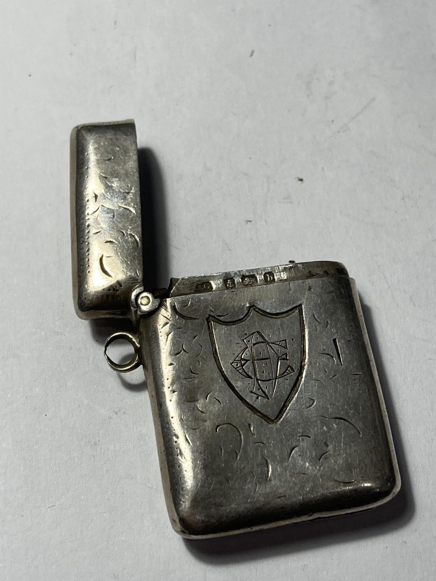 A HALLMARKED BIRMINGHAM SILVER VESTA CASE - Image 3 of 4