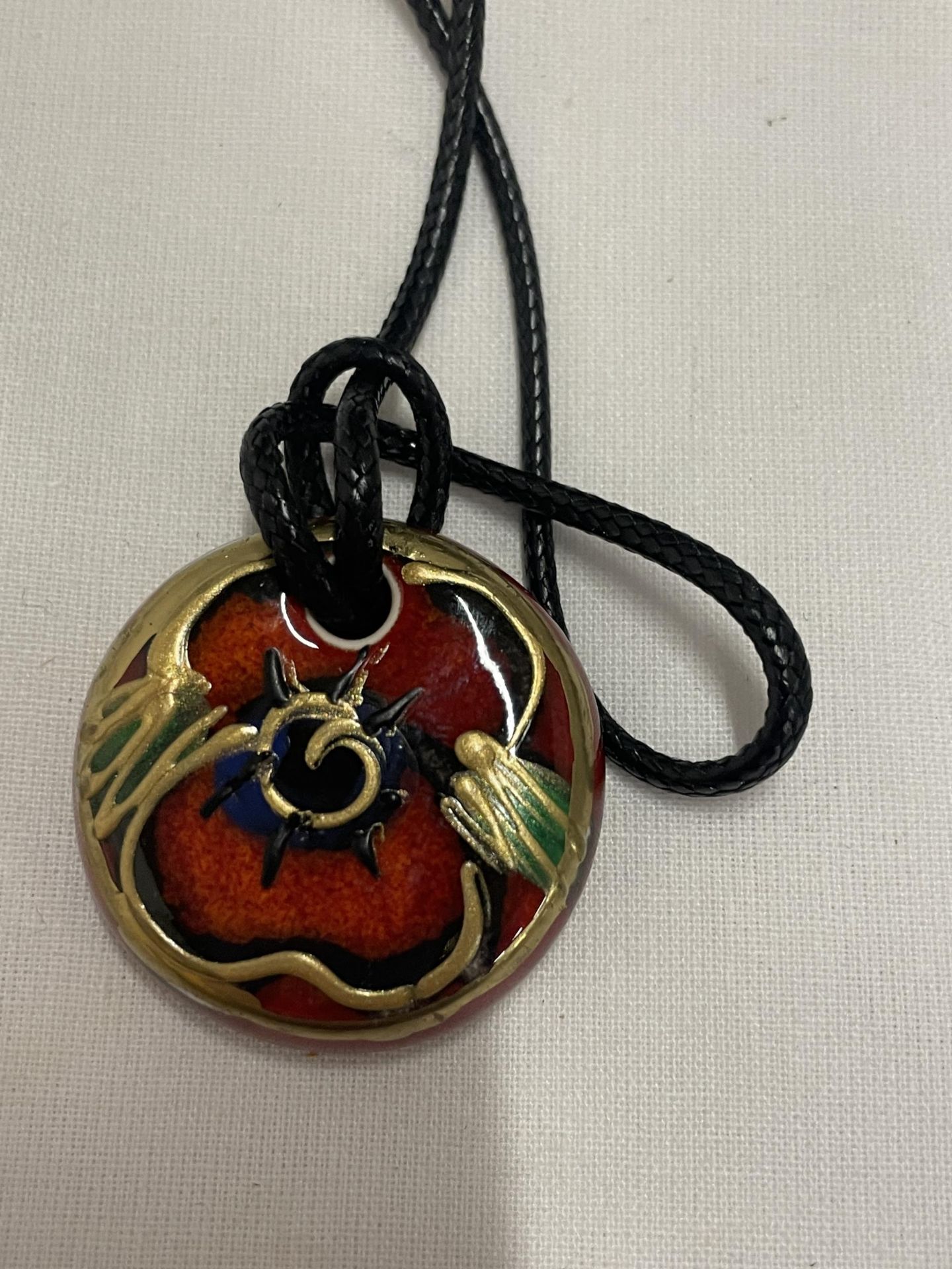 AN ANITA HARRIS HAND PAINTED AND SIGNED IN GOLD BOXED POPPY PENDANT - Image 2 of 3