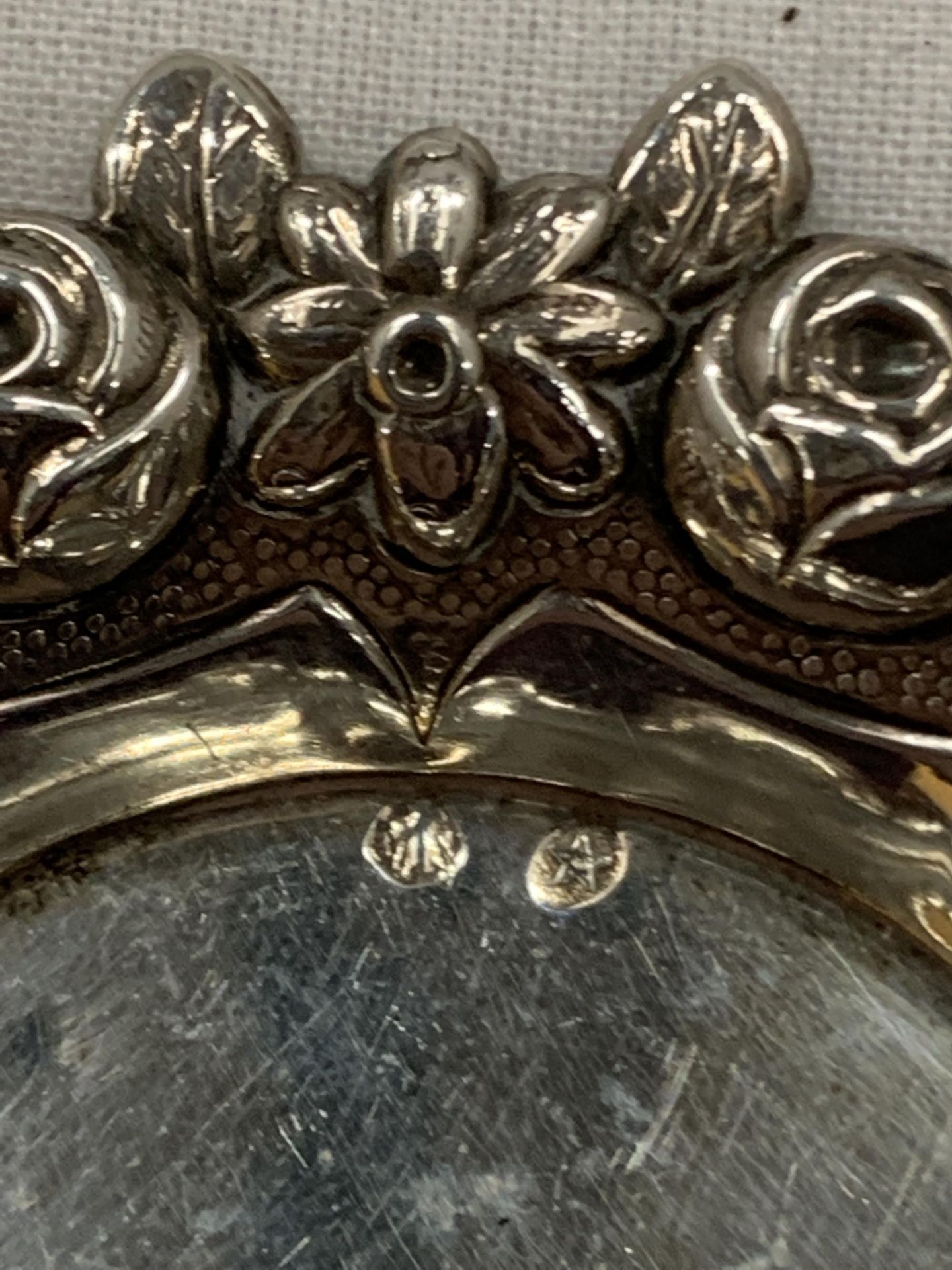 A CONTINENTAL SILVER FLORAL DESIGN DISH - Bild 3 aus 3