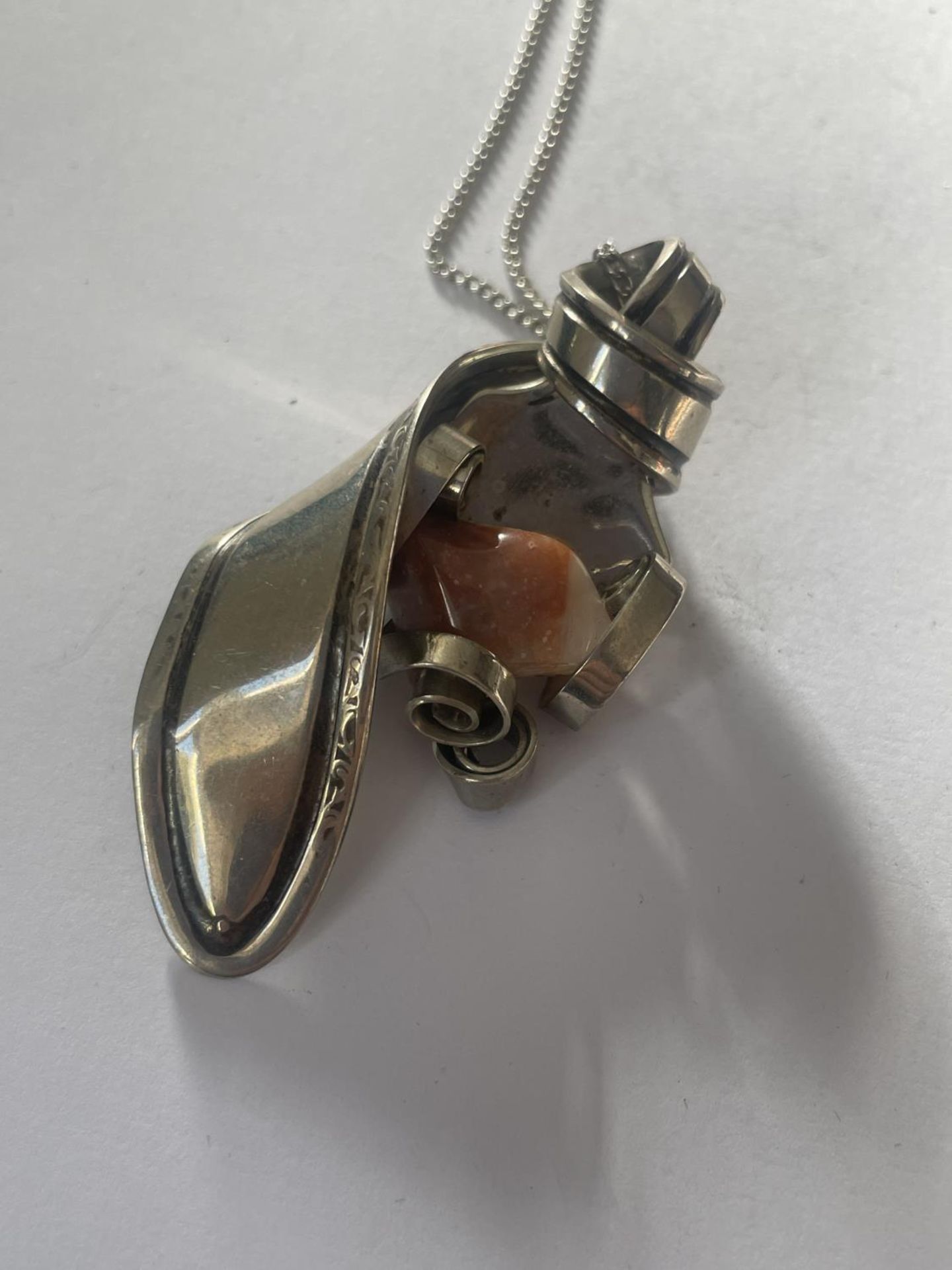 AN ORNATE WHITE METAL SPOON AND AGATE PENDANT - Image 3 of 4